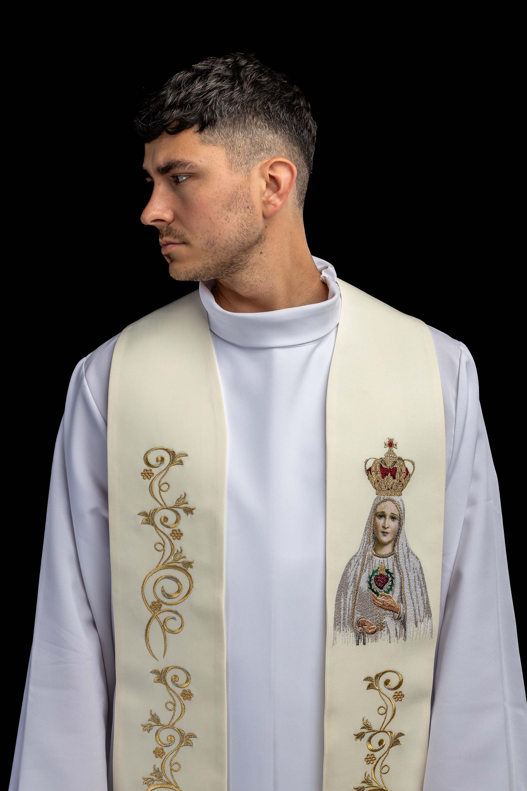 Estola bordada con la imagen de Nuestra Señora de Fátima