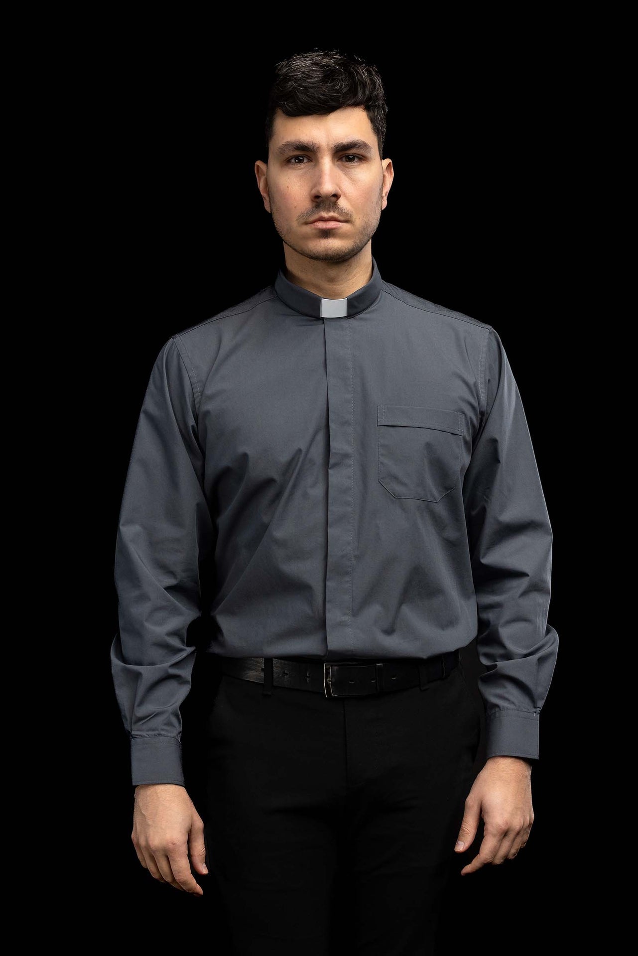 Camisa clerical gris oscuro de manga larga con alzacuello