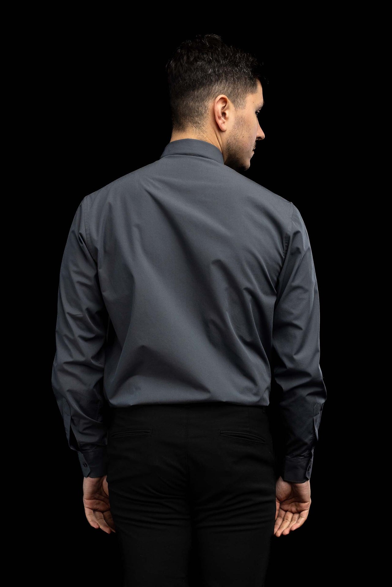 Camisa clerical gris oscuro de manga larga con alzacuello