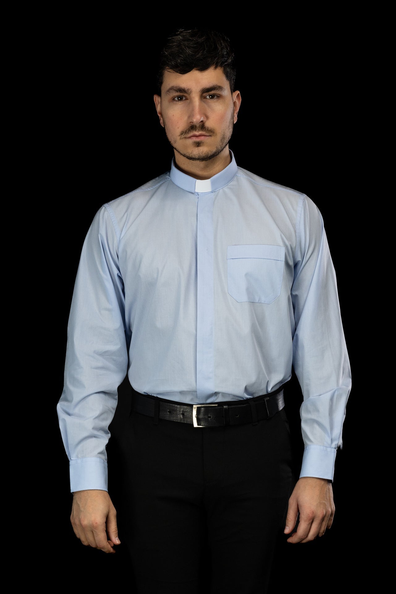 Camisa clerical azul de manga larga con alzacuello
