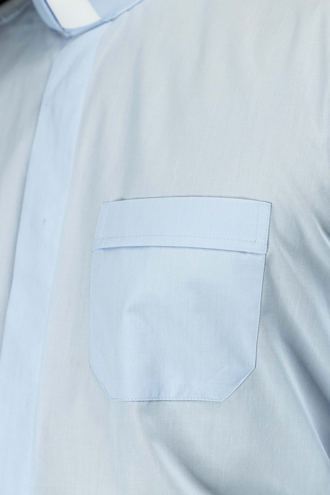 Camisa clerical azul de manga larga con alzacuello