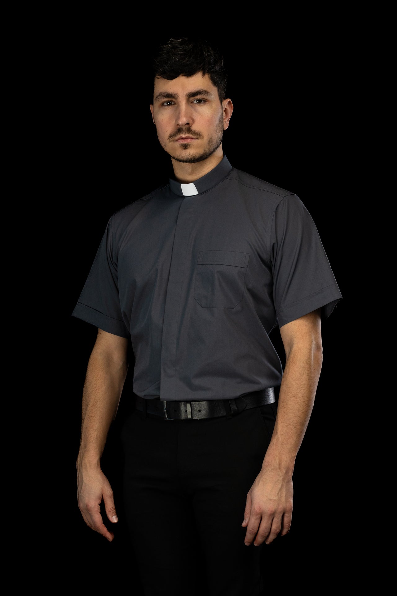 Camisa clerical gris oscuro de manga corta con alzacuello