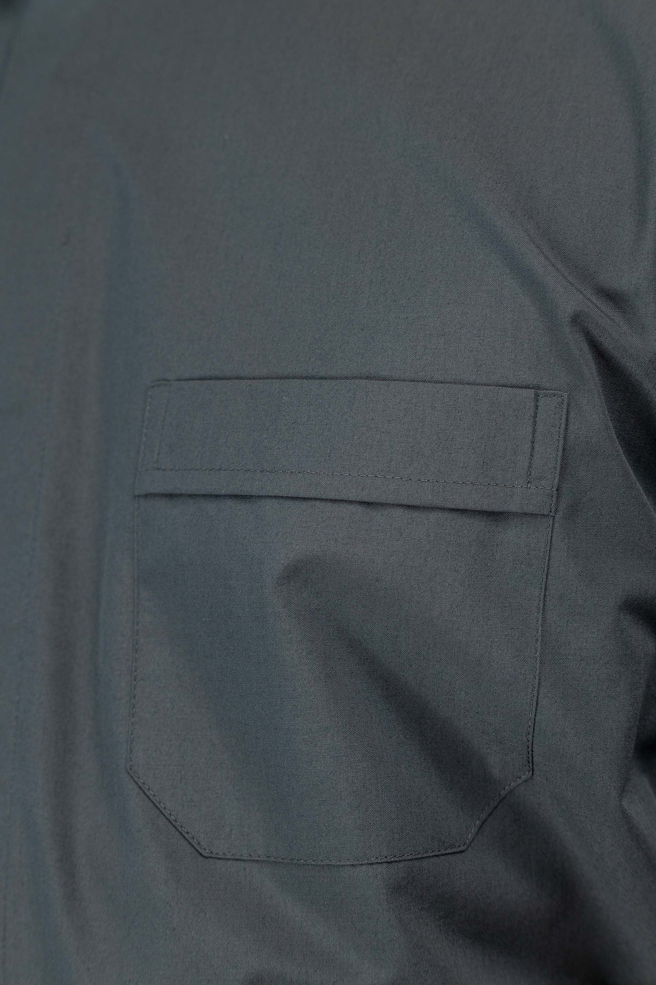 Camisa clerical gris oscuro de manga corta con alzacuello