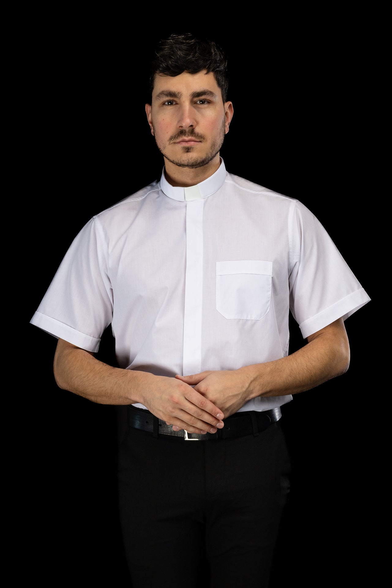 Camisa clerical blanca de manga corta con alzacuello
