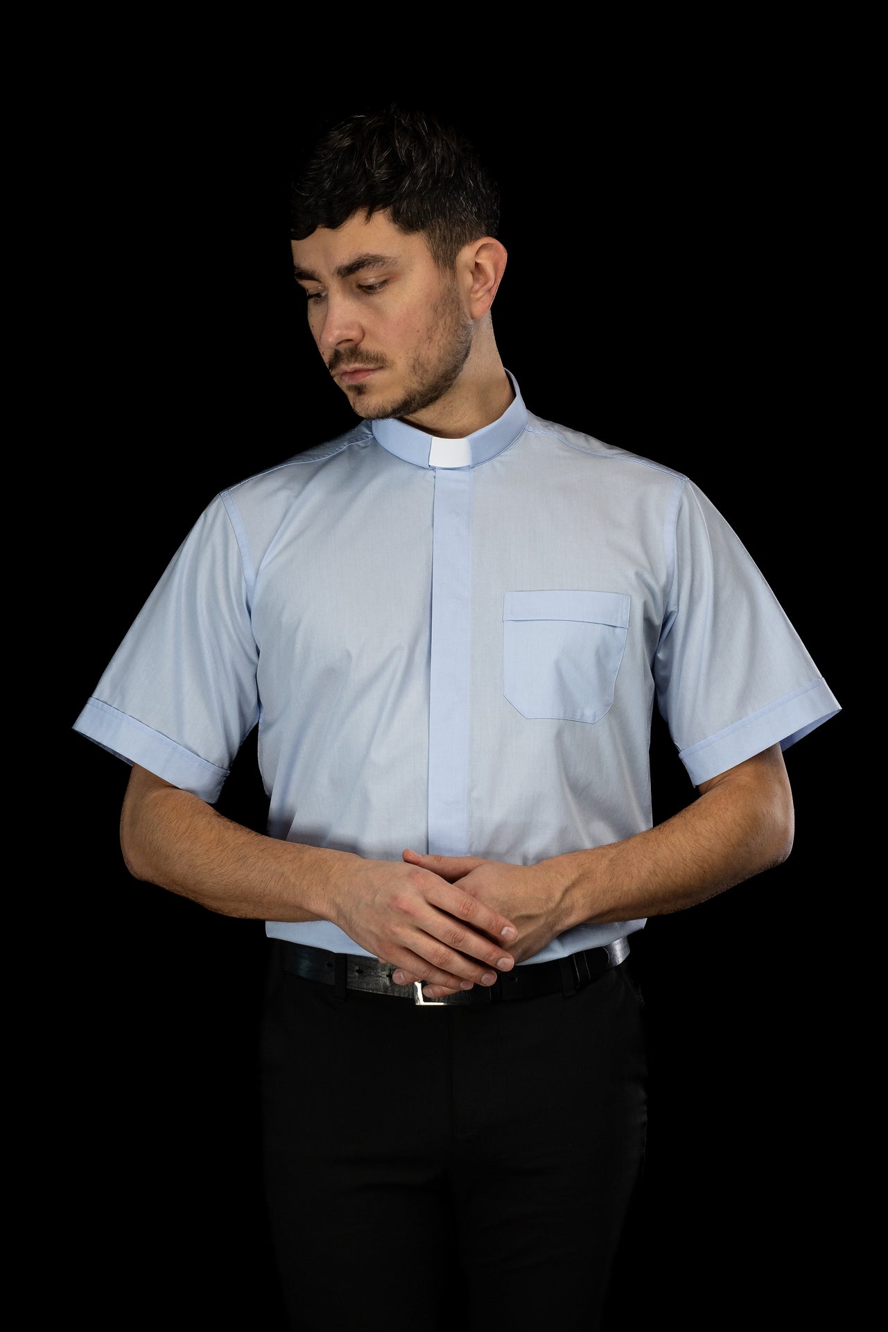 Camisa clerical azul de manga corta con alzacuello