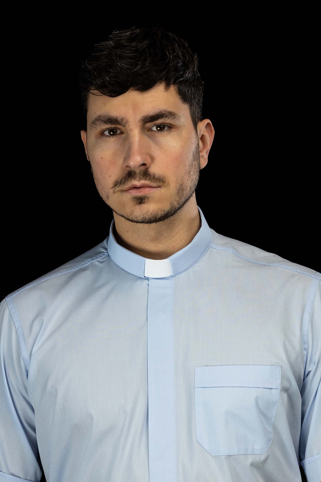 Camisa clerical azul de manga corta con alzacuello