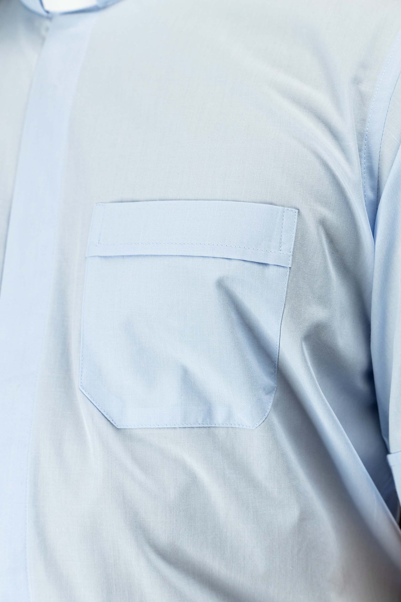Camisa clerical azul de manga corta con alzacuello