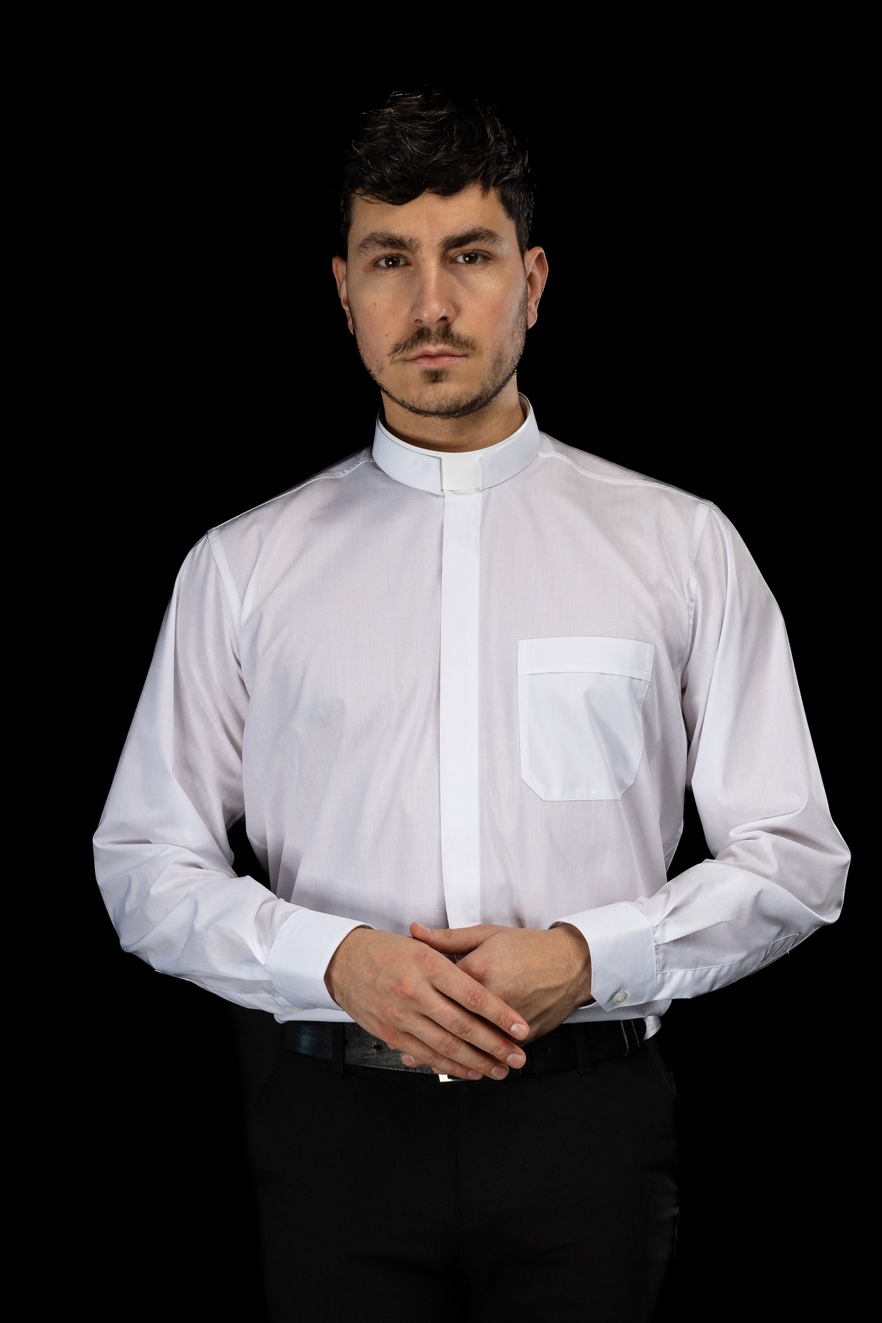 Camisa clerical romana blanca de manga larga con alzacuello