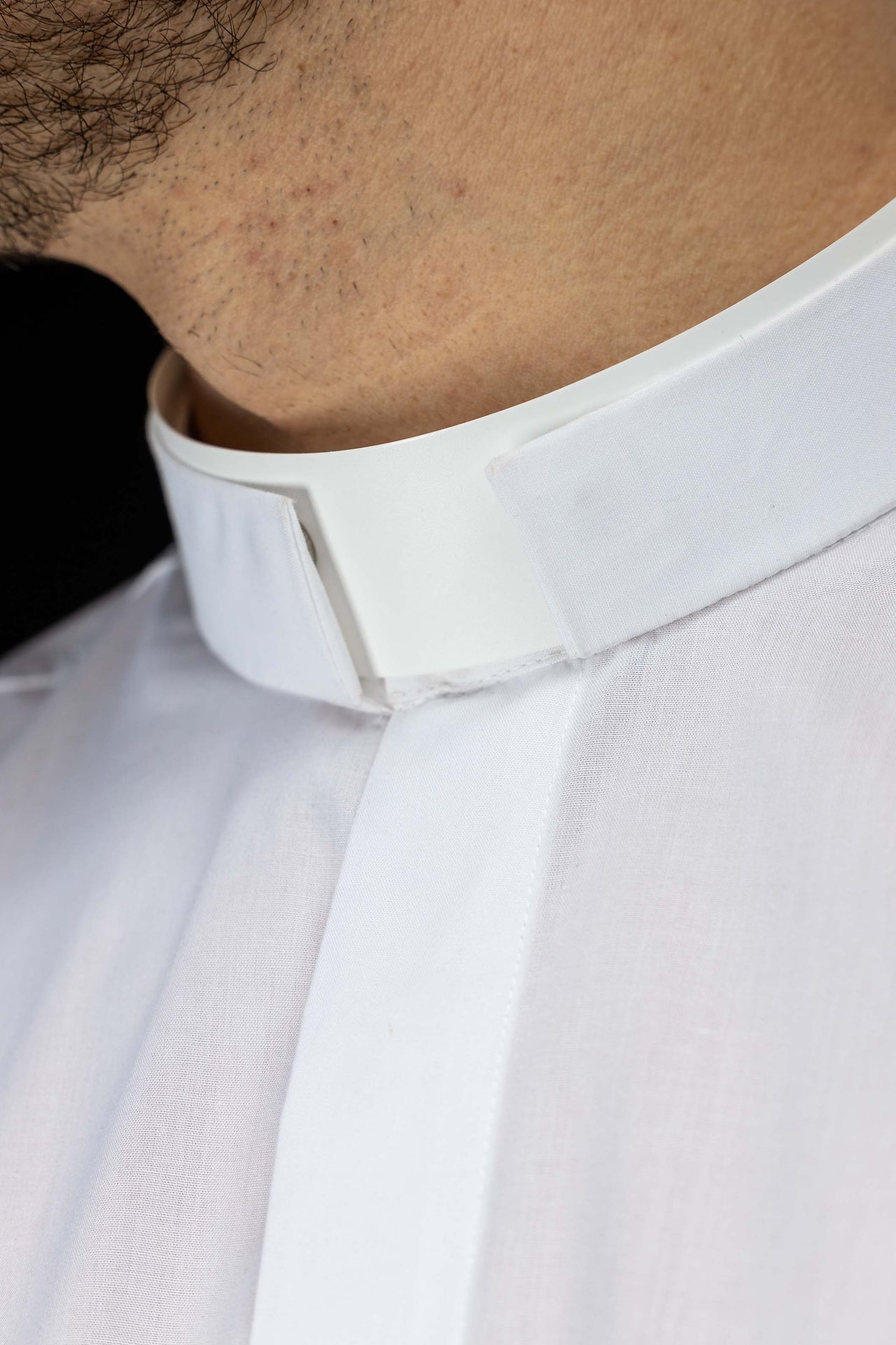 Camisa clerical romana blanca de manga larga con alzacuello