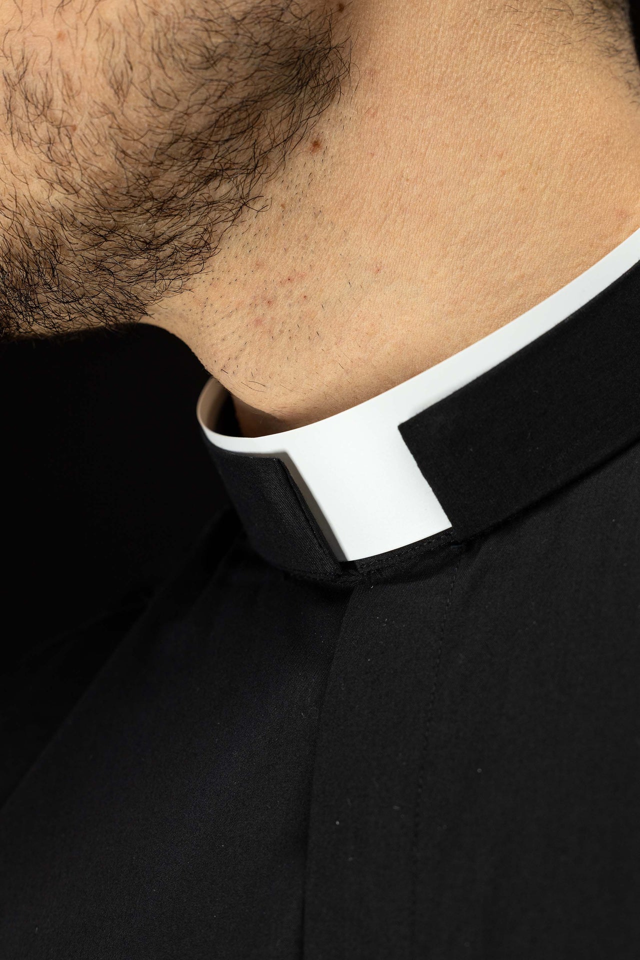 Camisa clerical romana negra de manga larga con alzacuello