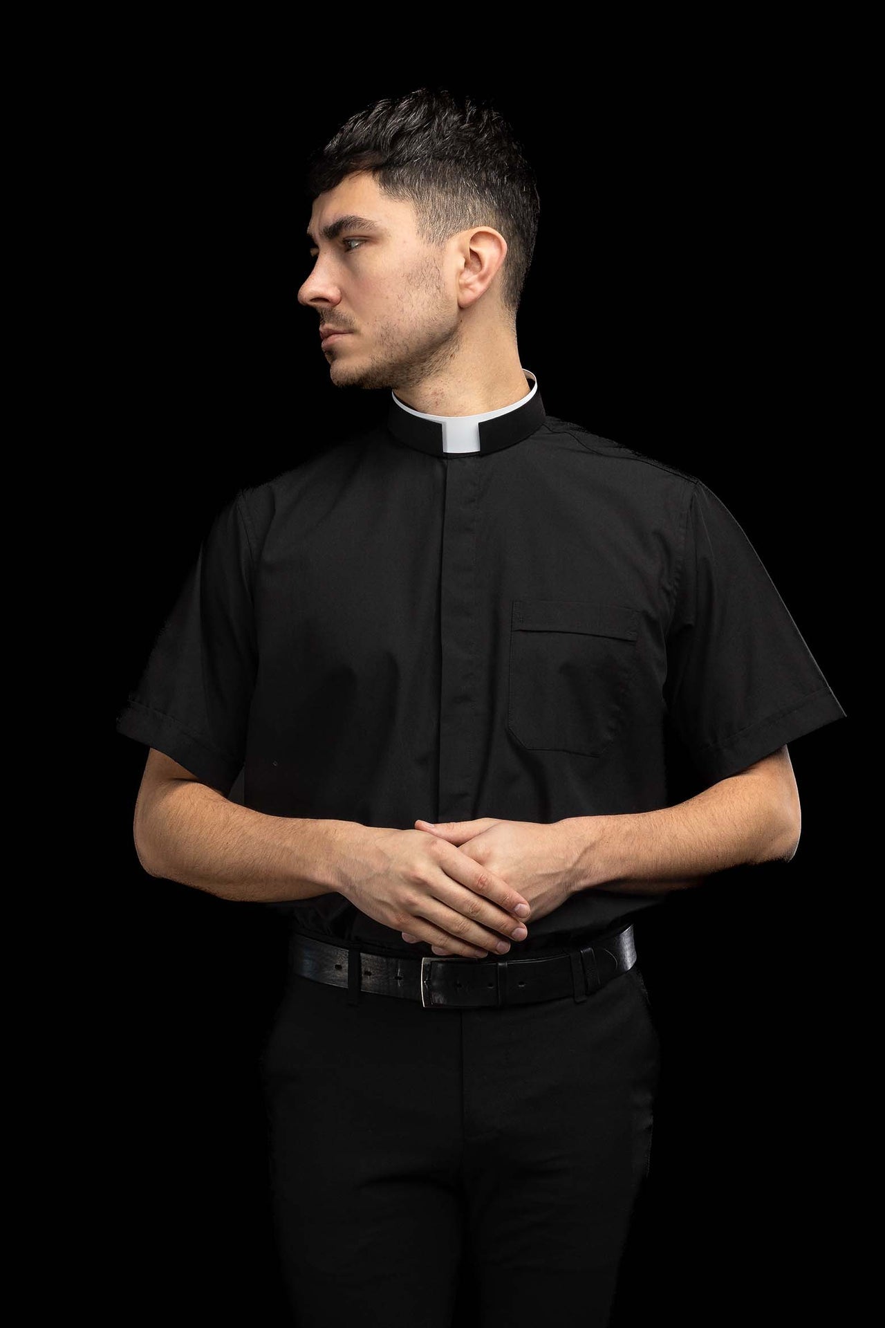 Camisa clerical romana negra de manga corta con alzacuello