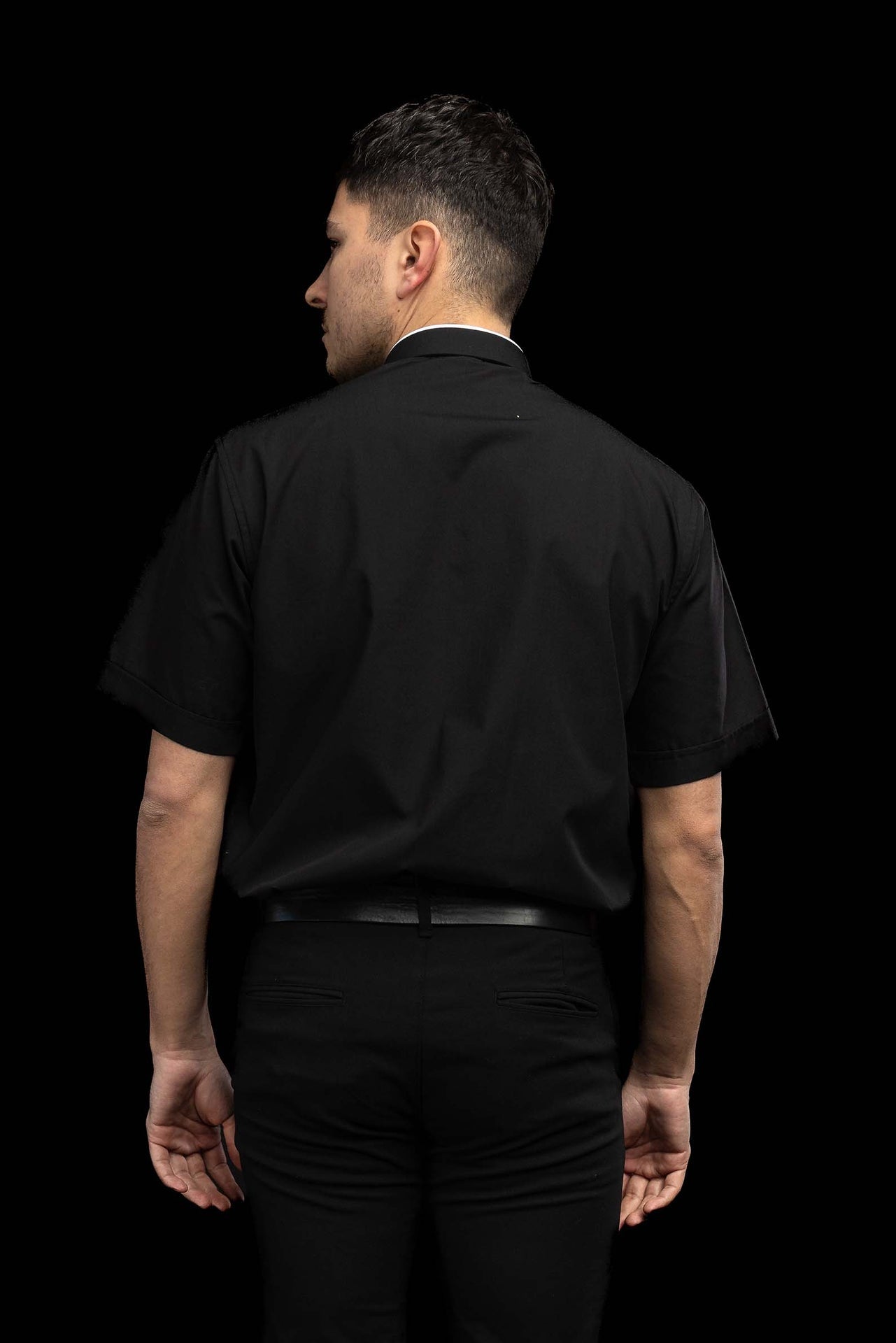 Camisa clerical romana negra de manga corta con alzacuello