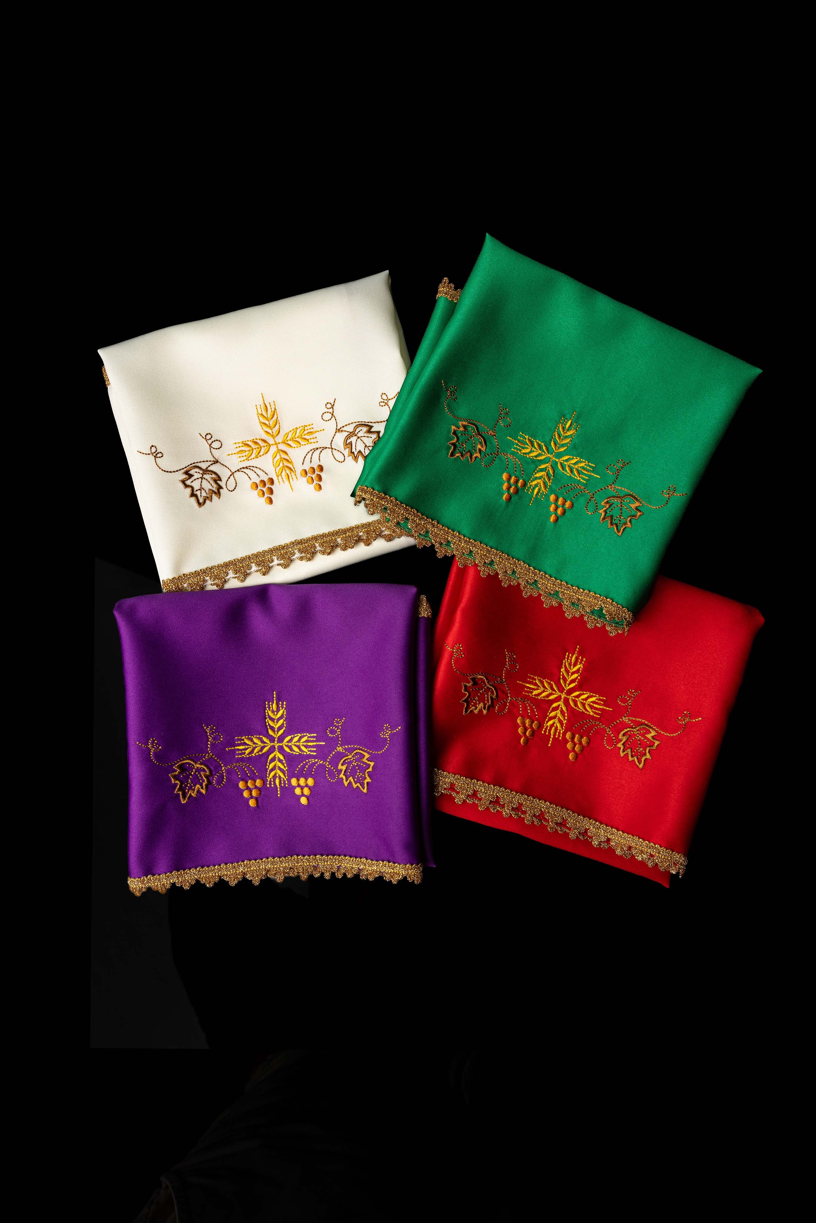 Juego 4 piezas cubre cáliz bordados - cuatro colores