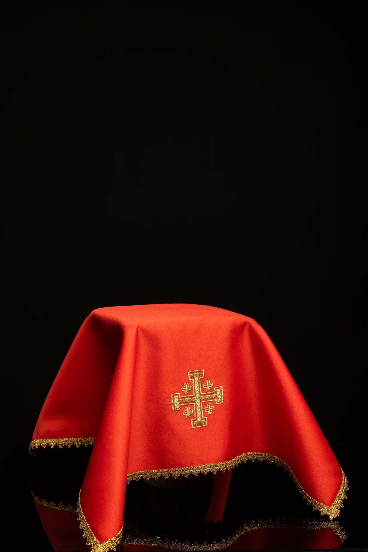 Velo para cáliz rojo con Cruz de Jerusalén bordada y remate dorado