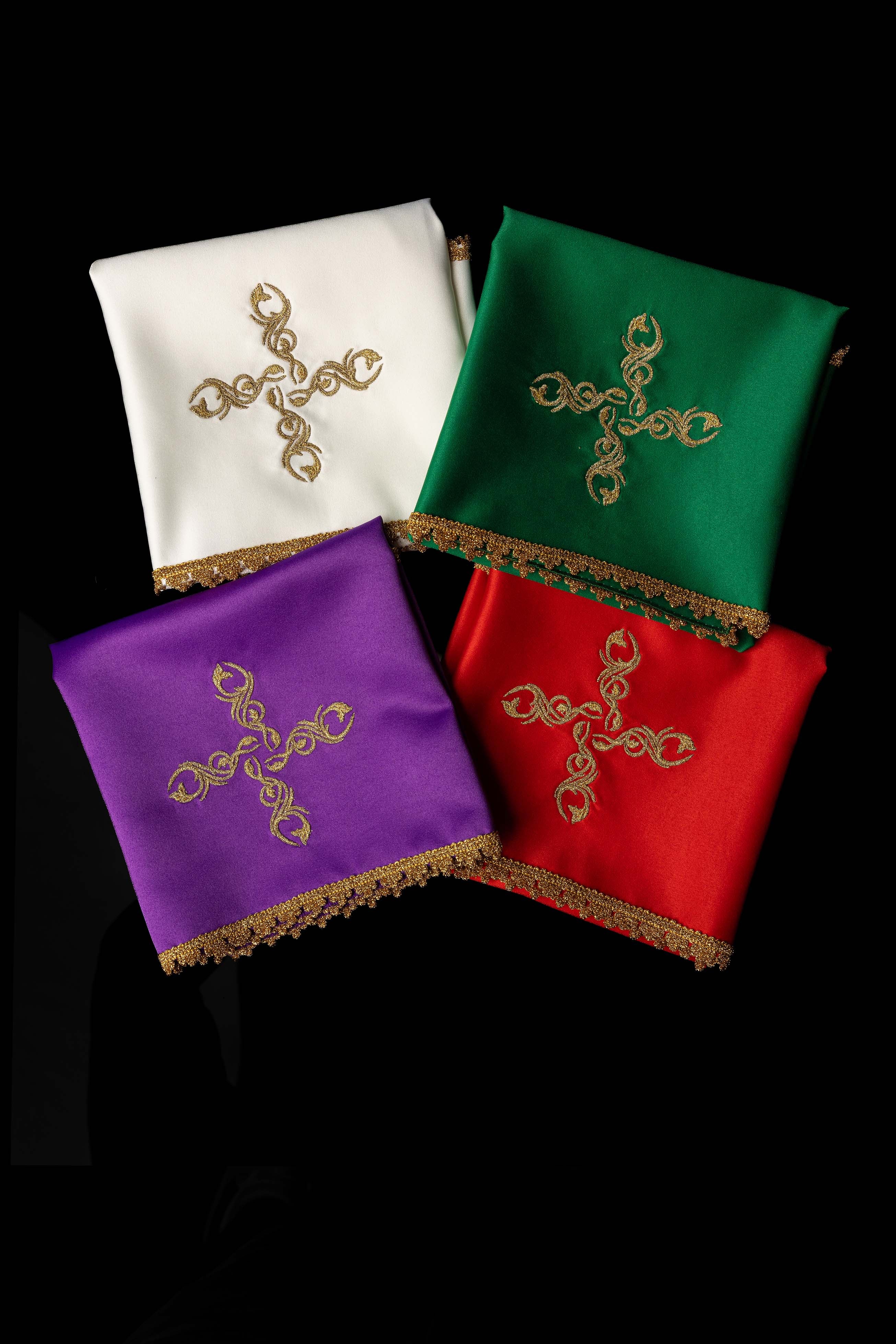 Juego 4 piezas cubre cáliz bordados - cuatro colores