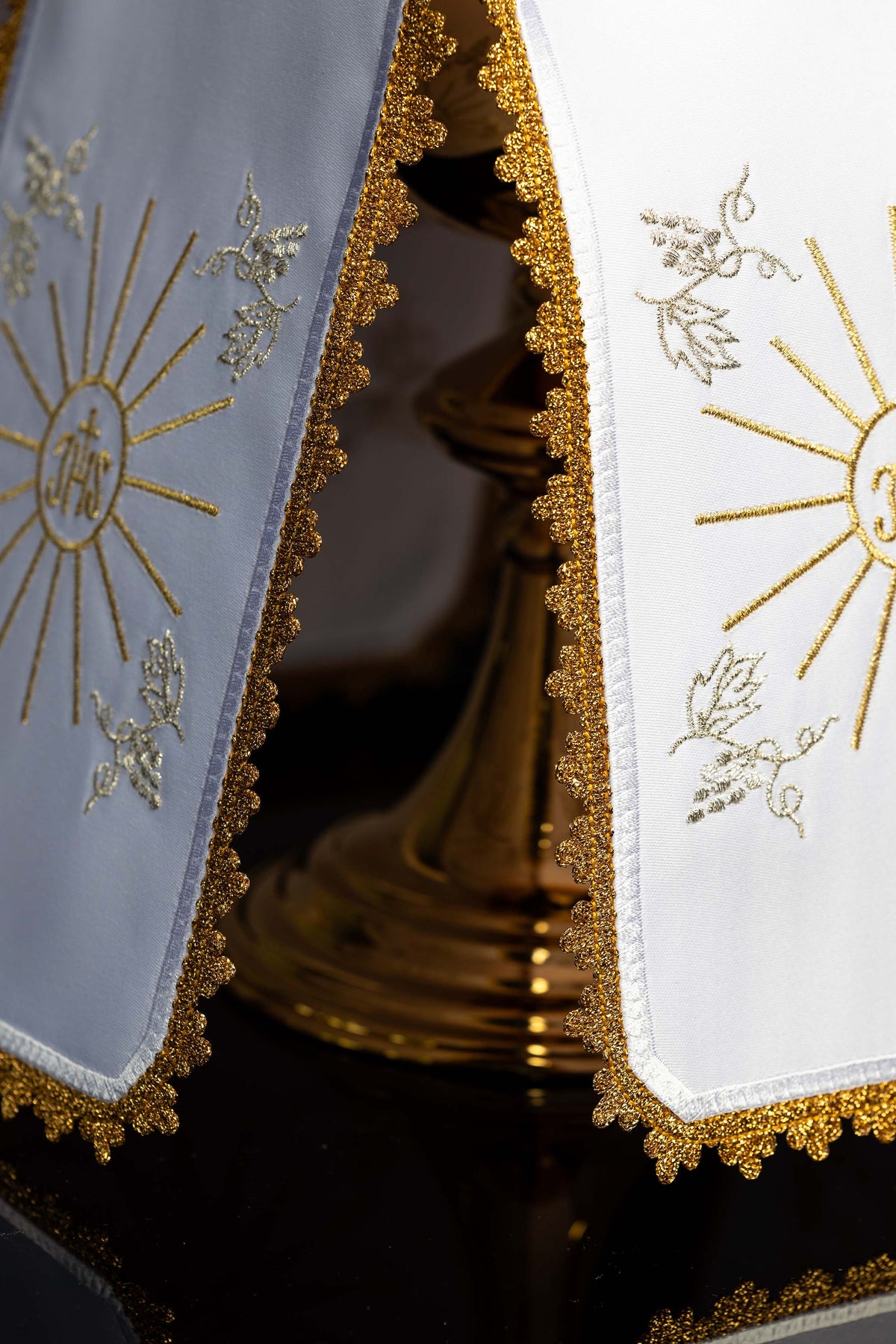 Velo para copón bordado, detalle de los paneles blanco y azul con monograma IHS