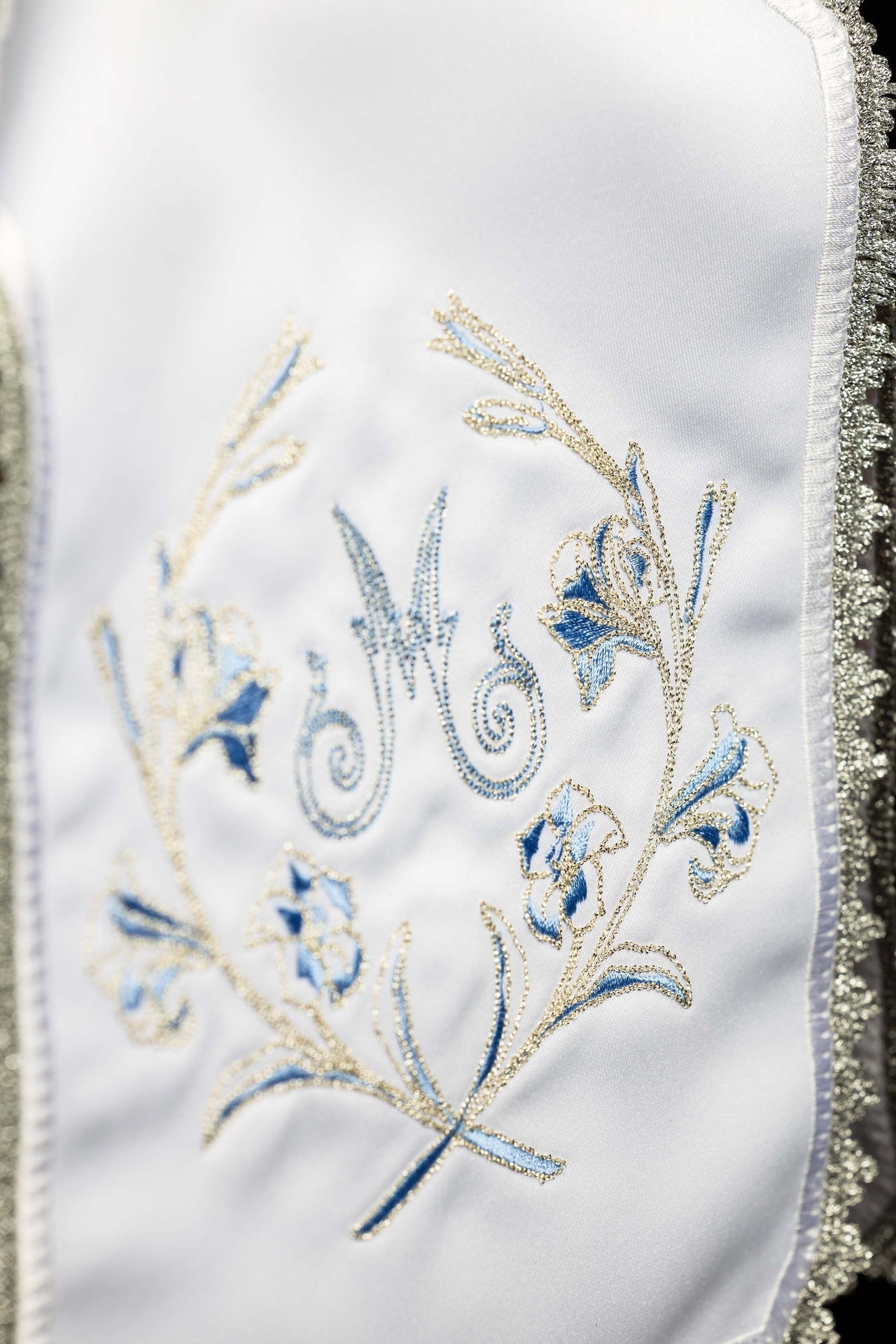 Welon na puszkę ze srebrnym haftem maryjnym