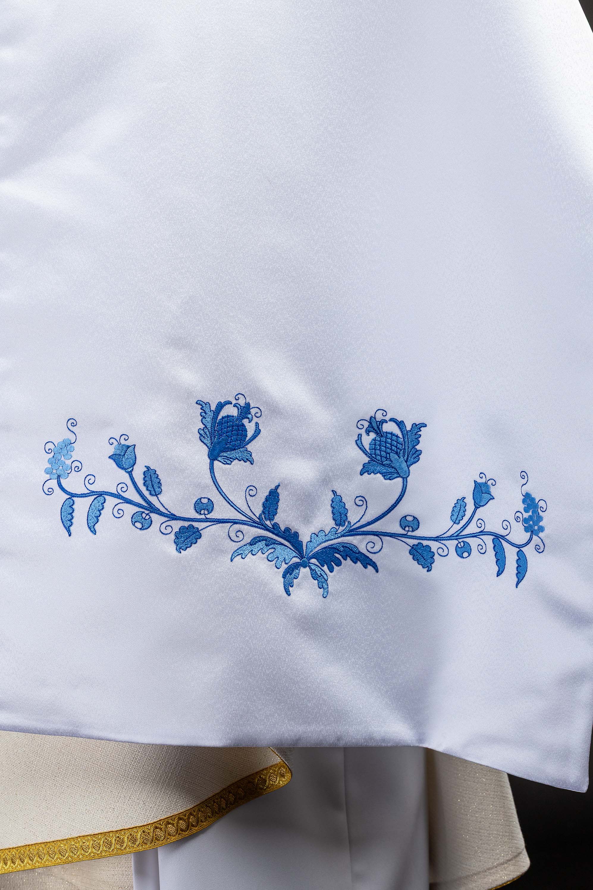 Velo humeral blanco con símbolo mariano bordado