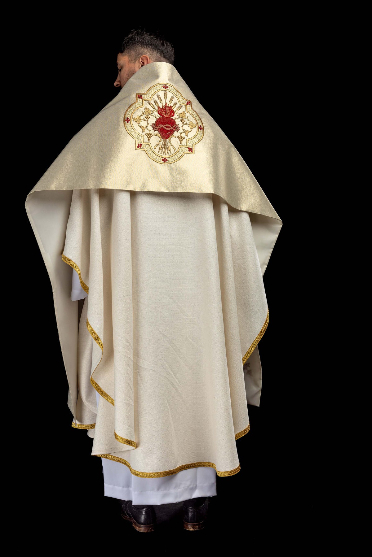 Velo humeral dorado con bordado del Sagrado Corazón de Jesús