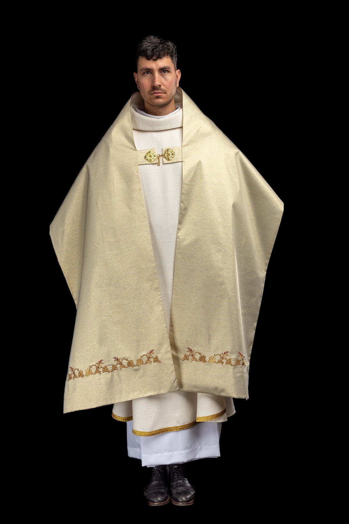Velo humeral dorado con bordado del Sagrado Corazón de Jesús