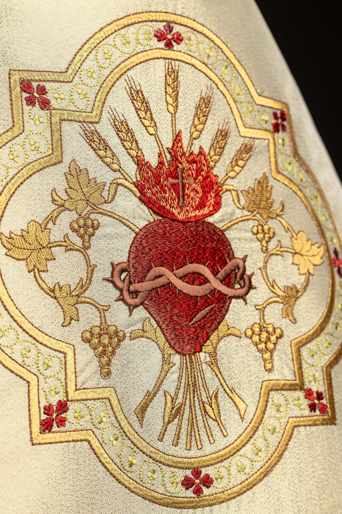 Velo humeral dorado con bordado del Sagrado Corazón de Jesús