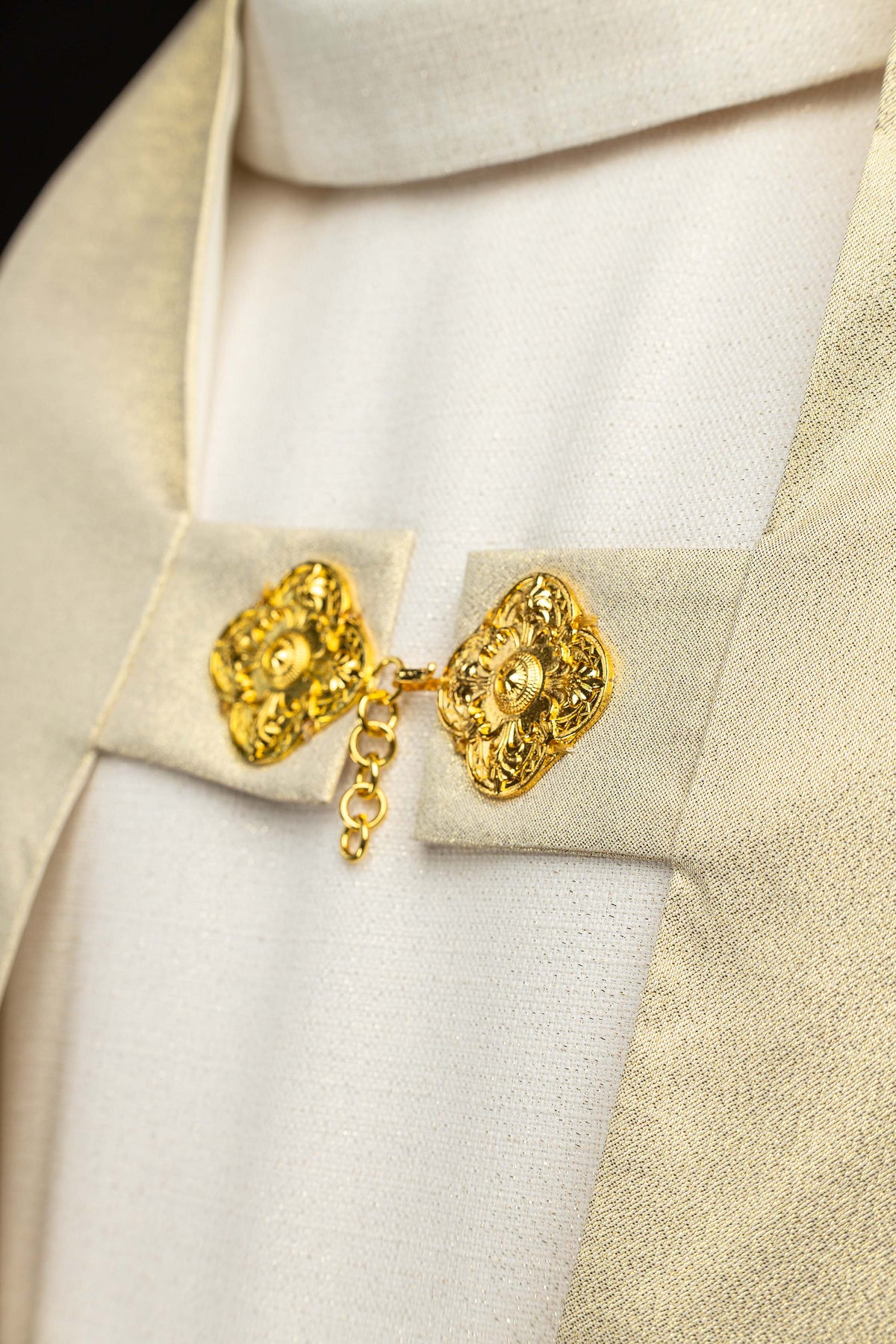 Velo humeral dorado con bordado del Sagrado Corazón de Jesús