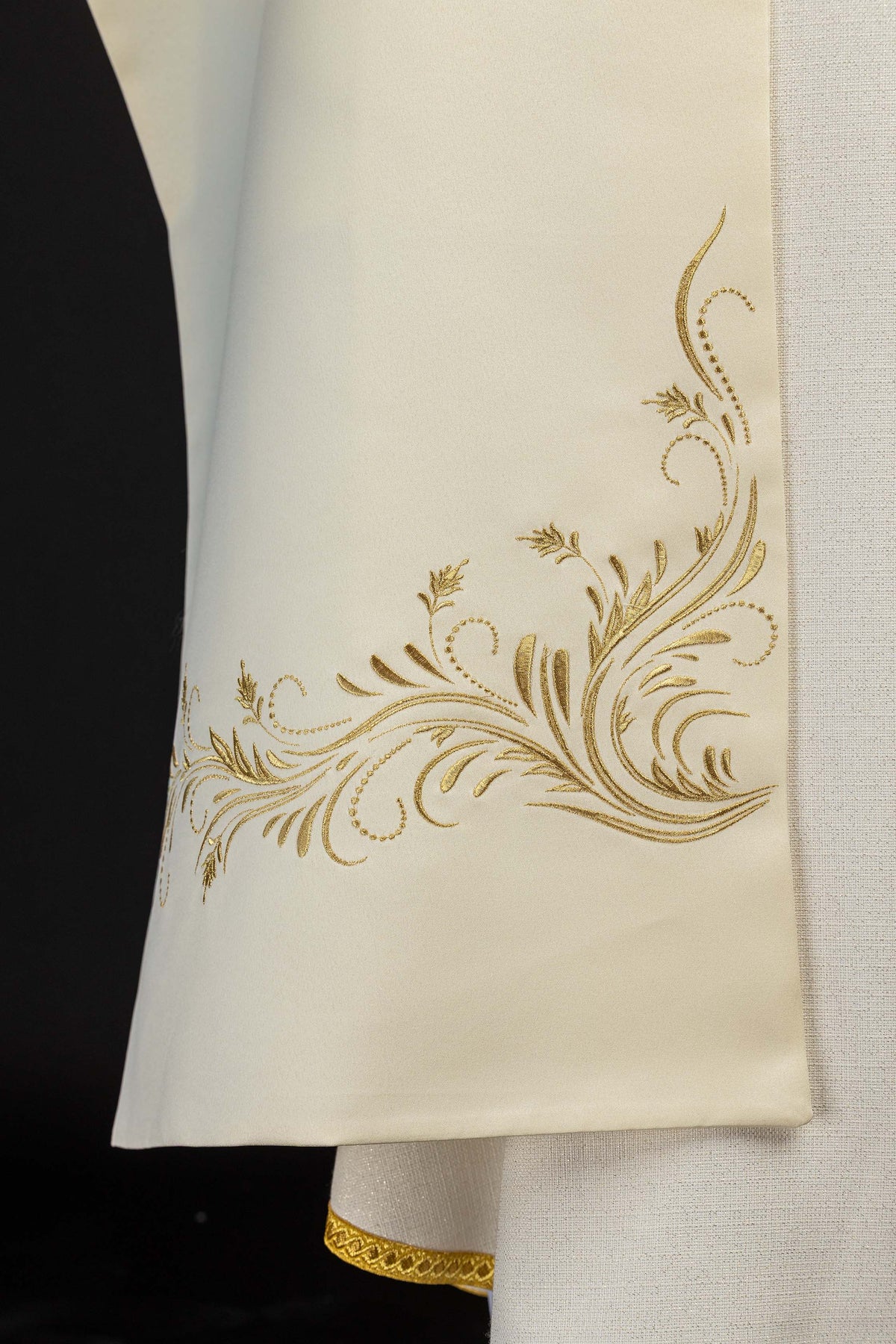 Velo humeral crudo, detalle del bordado dorado de motivos vegetales
