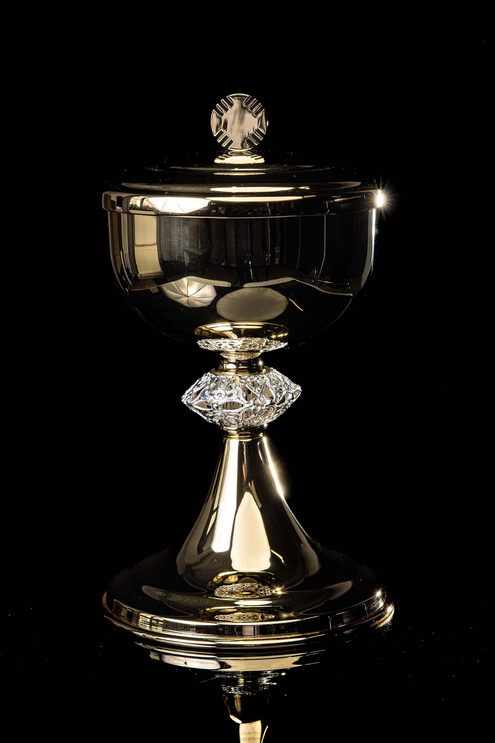 Copón litúrgico de latón dorado hecho a mano
