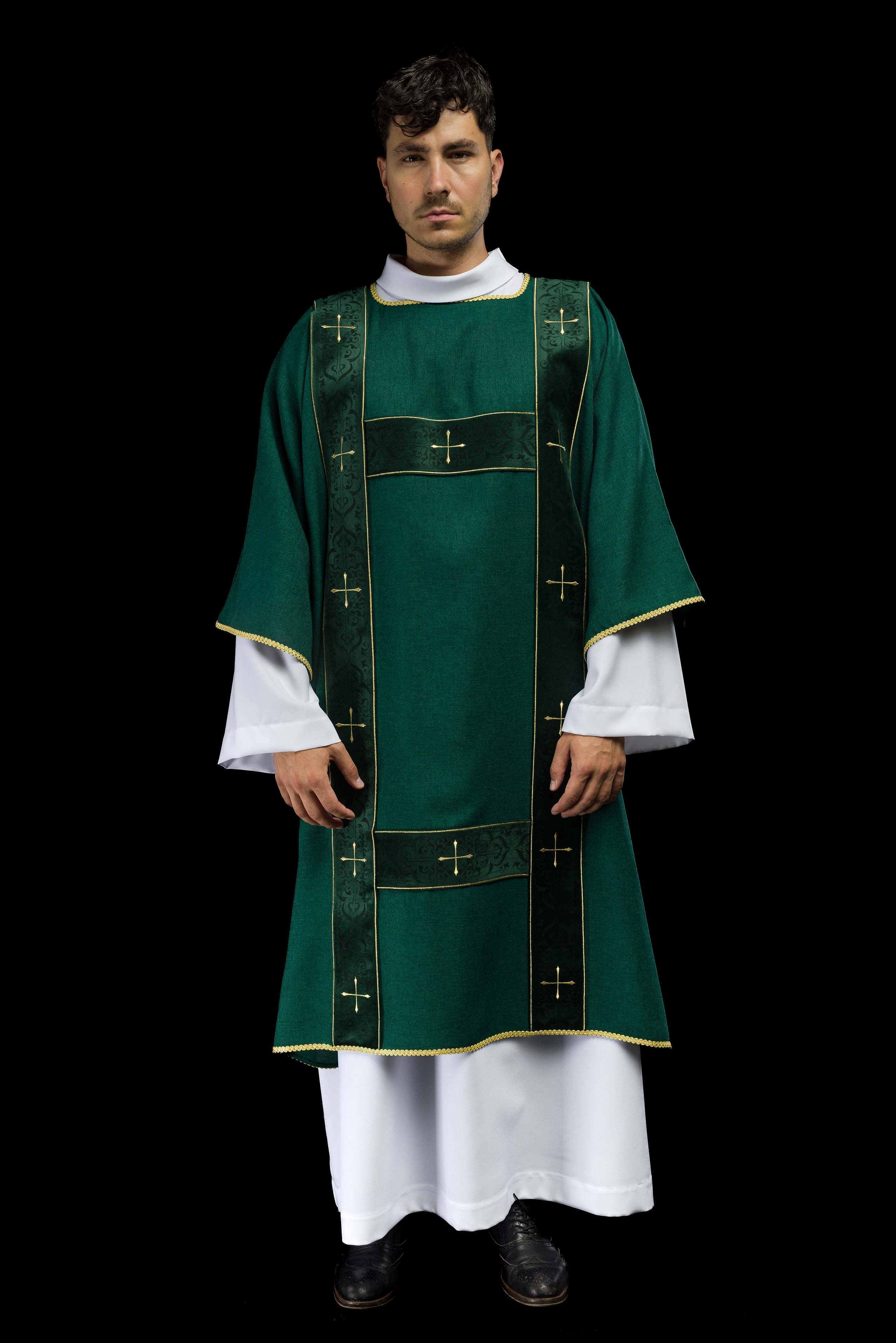 Dalmática con cintas de terciopelo y cruces doradas bordadas verde