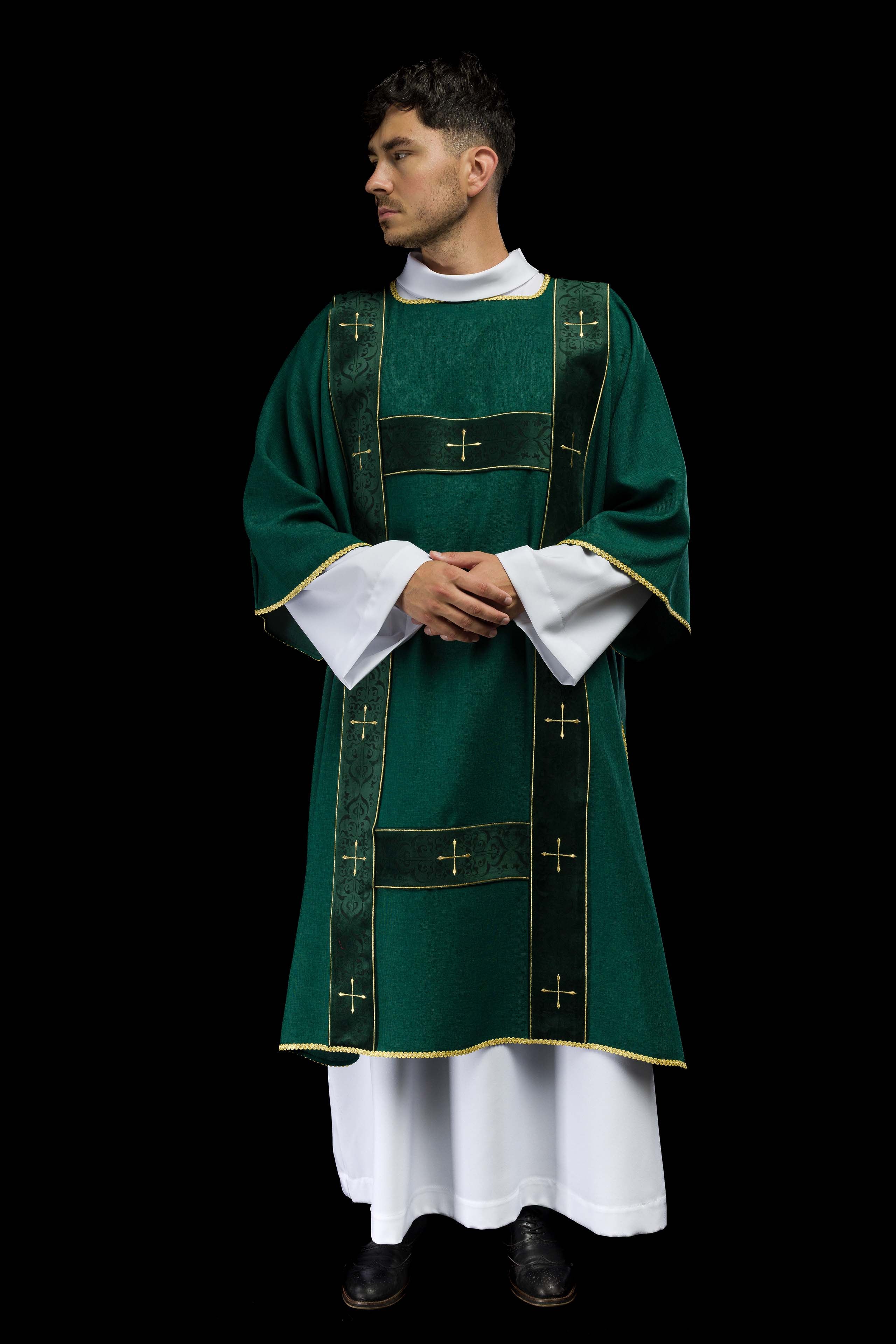 Dalmática con cintas de terciopelo y cruces doradas bordadas verde