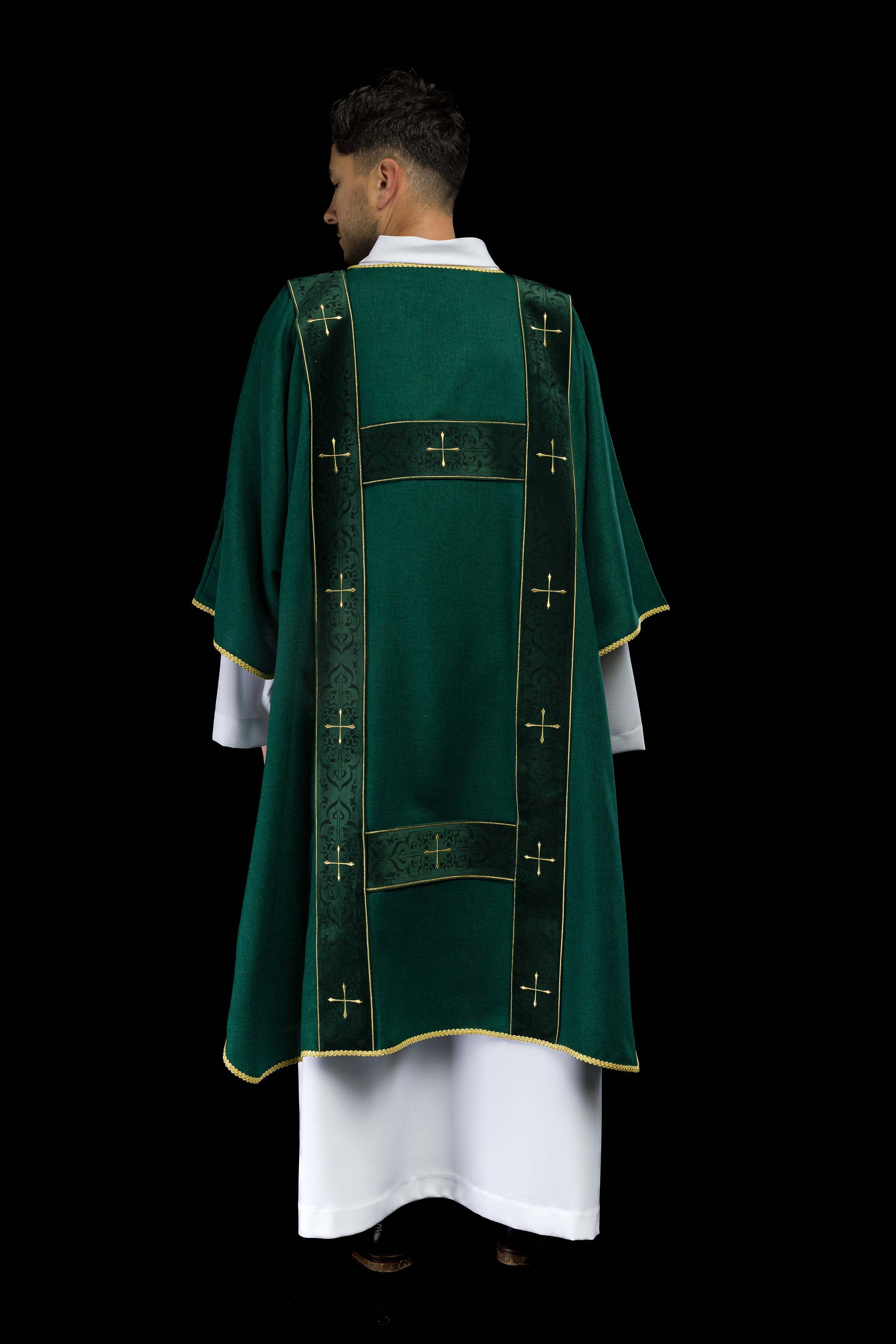 Dalmática con cintas de terciopelo y cruces doradas bordadas verde