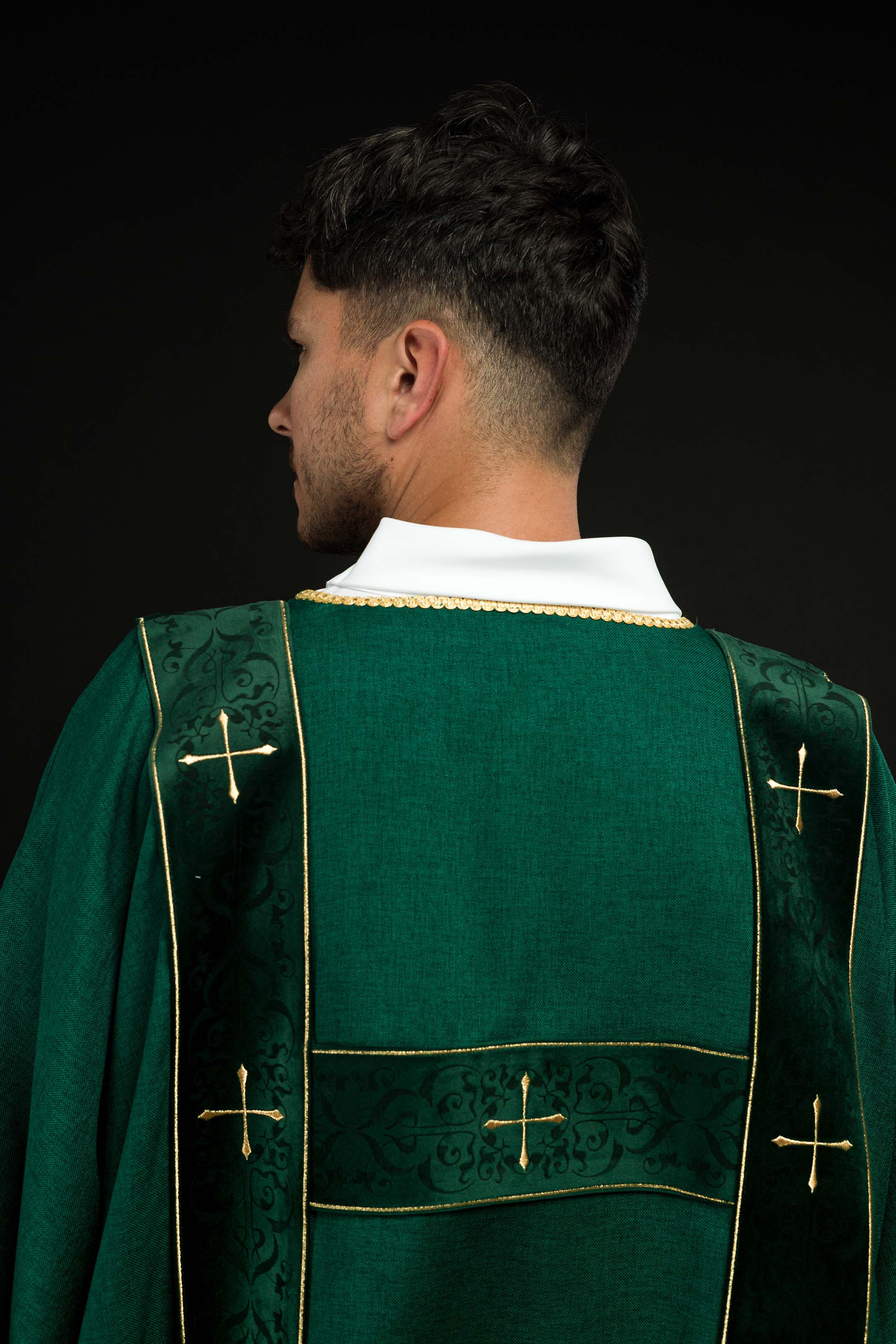 Dalmática con cintas de terciopelo y cruces doradas bordadas verde