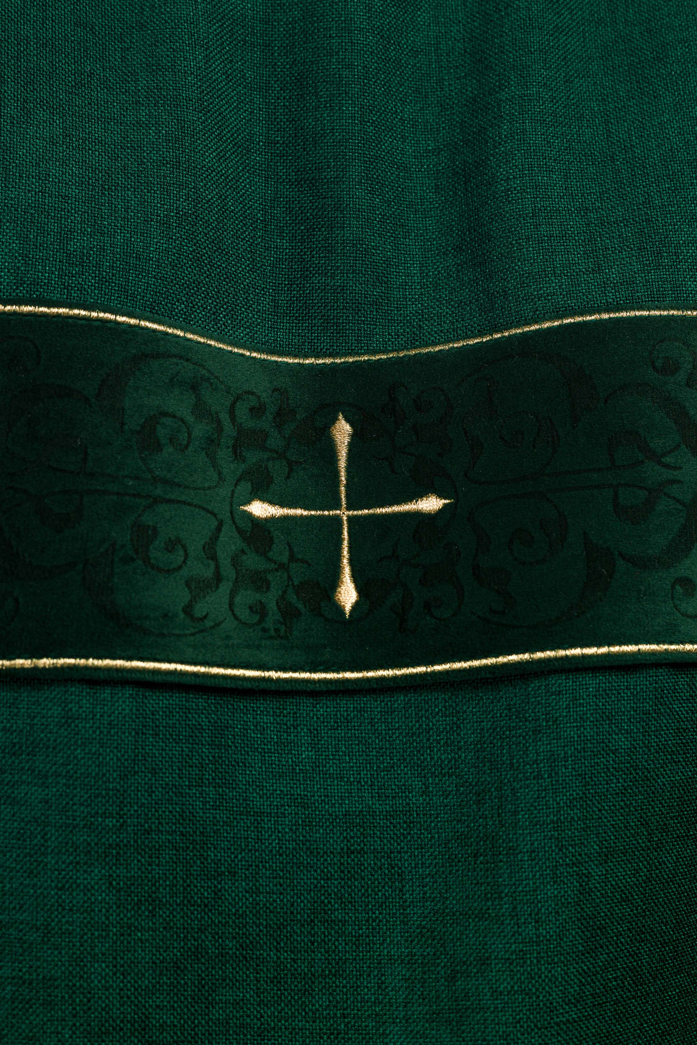 Dalmática con cintas de terciopelo y cruces doradas bordadas verde