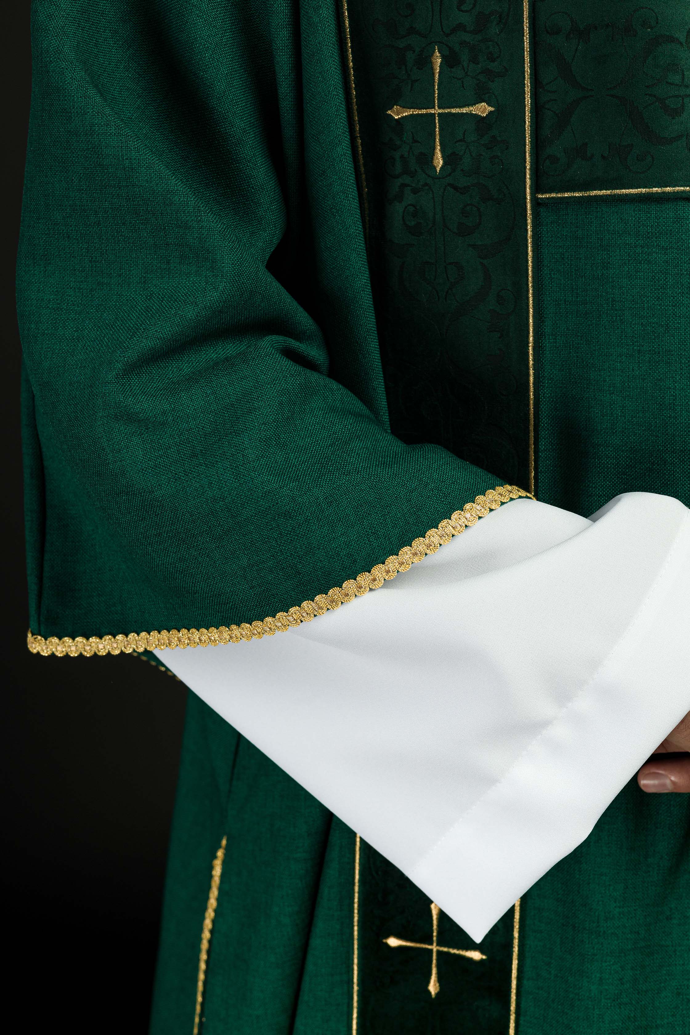 Dalmática con cintas de terciopelo y cruces doradas bordadas verde