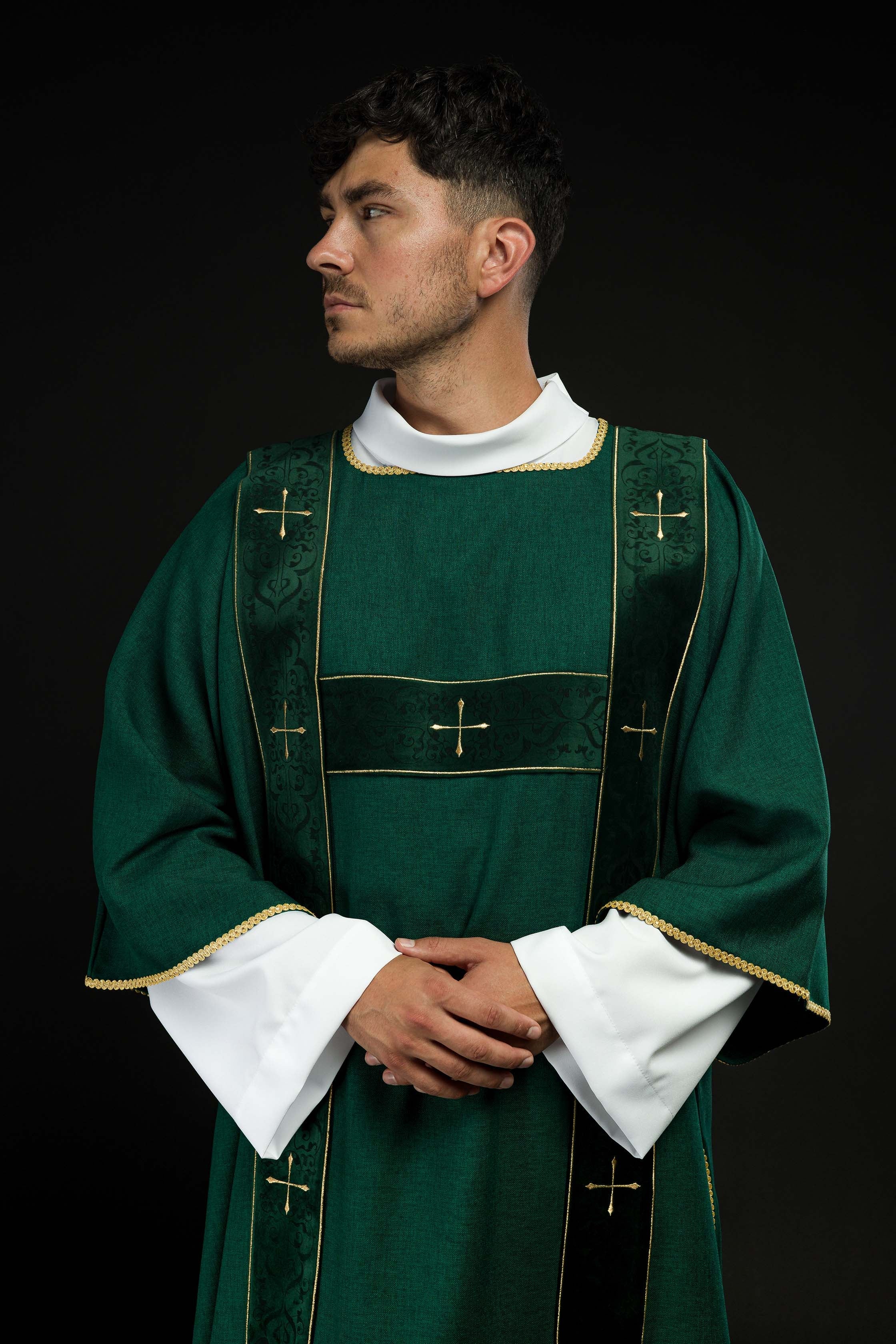 Dalmática con cintas de terciopelo y cruces doradas bordadas verde