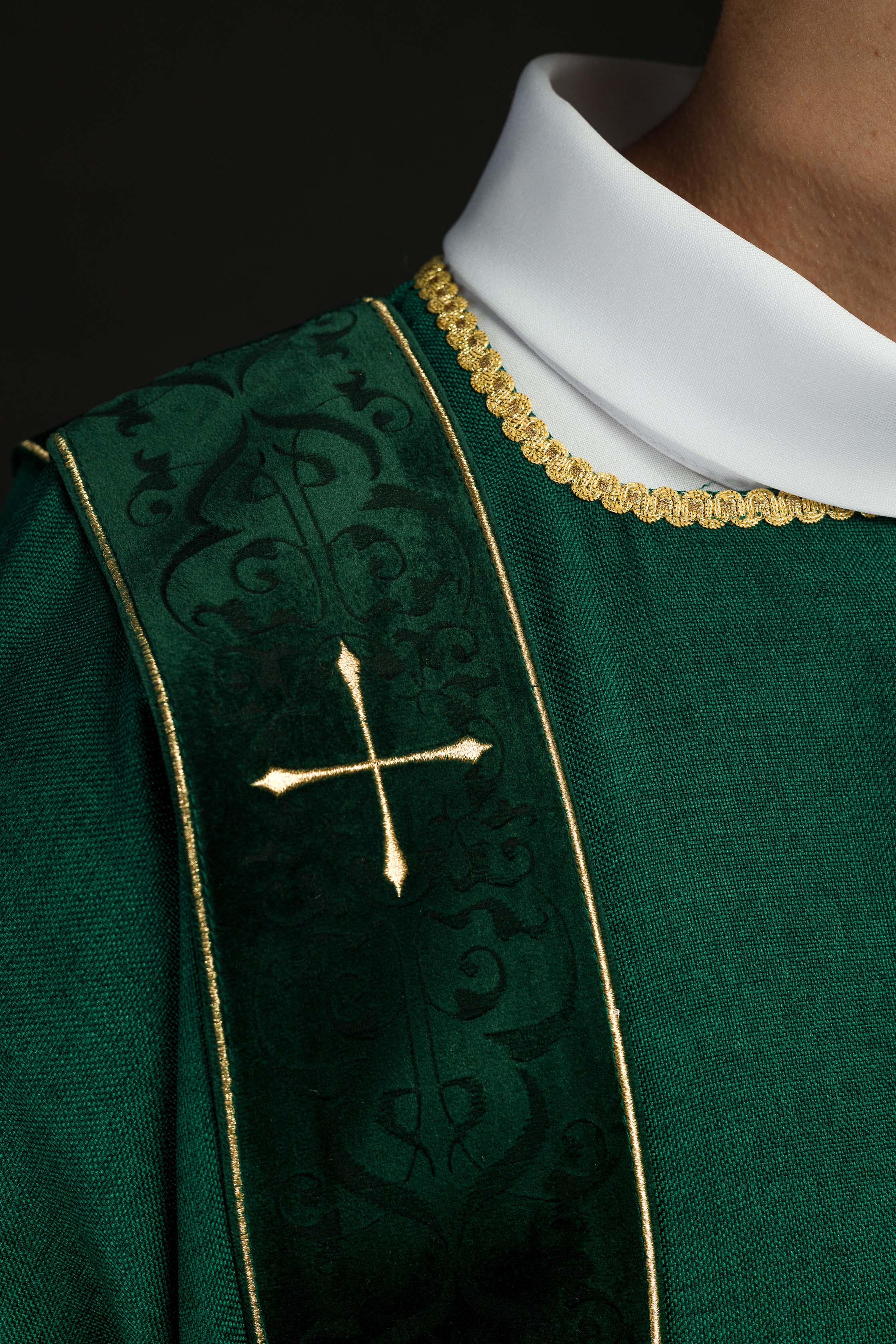 Dalmática con cintas de terciopelo y cruces doradas bordadas verde