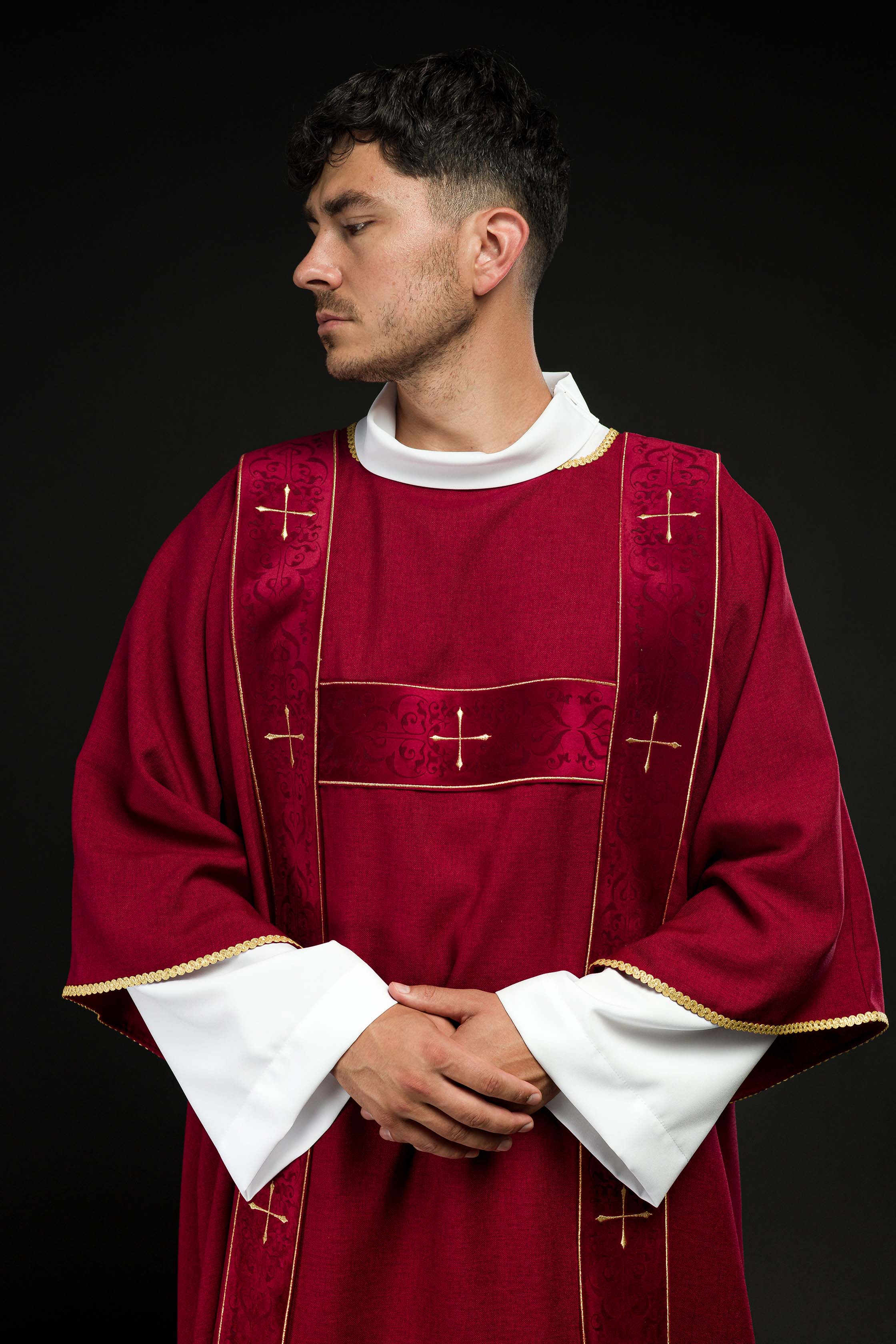 Dalmática con cintas de terciopelo y cruces doradas bordadas roja