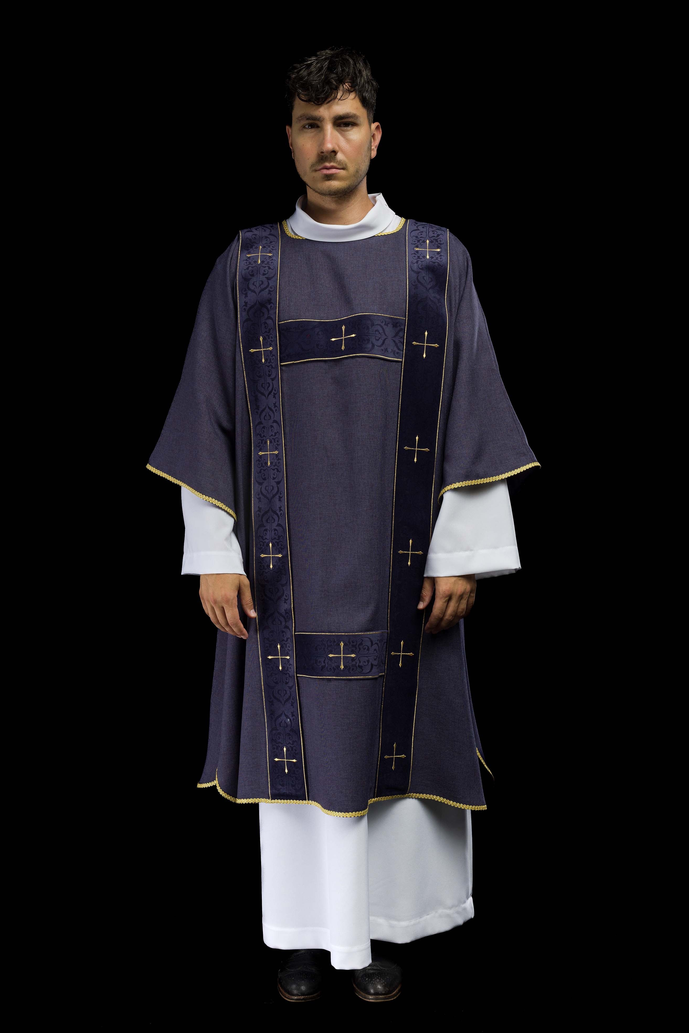 Dalmática con cintas de terciopelo y cruces doradas bordadas violeta