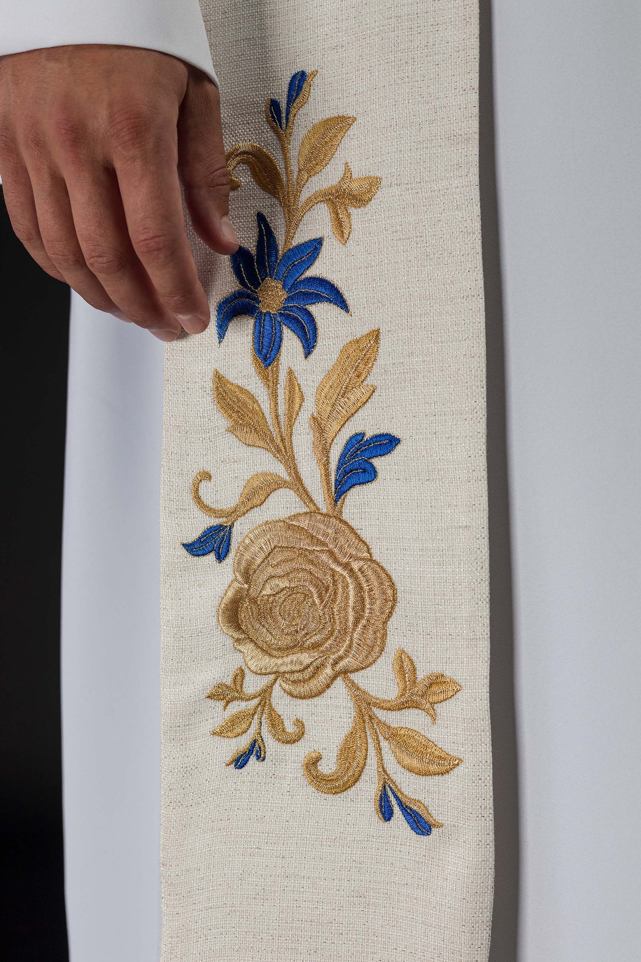 Estola bordada con símbolo mariano