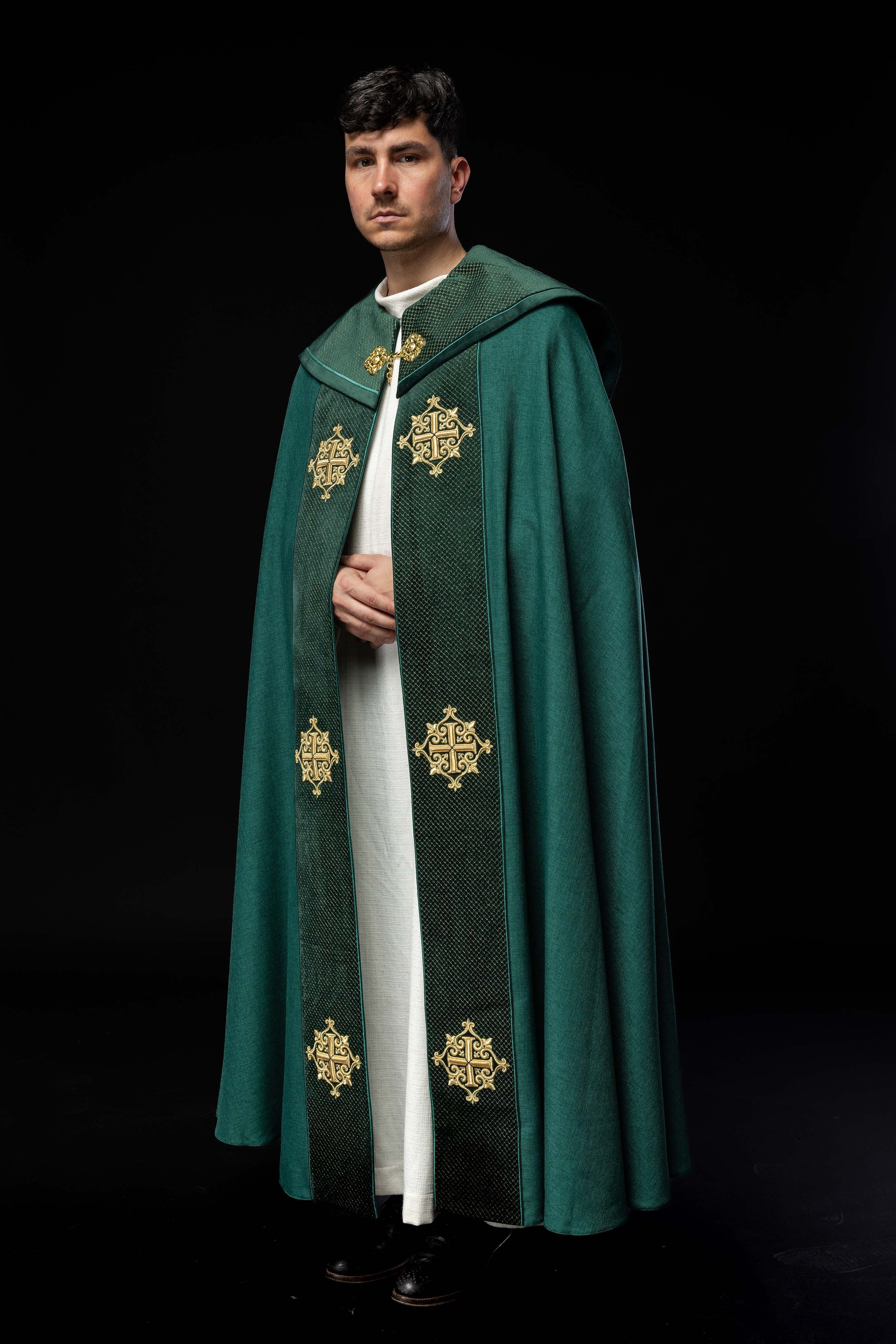 Capa pluvial terciopelo verde con bordado Cruces