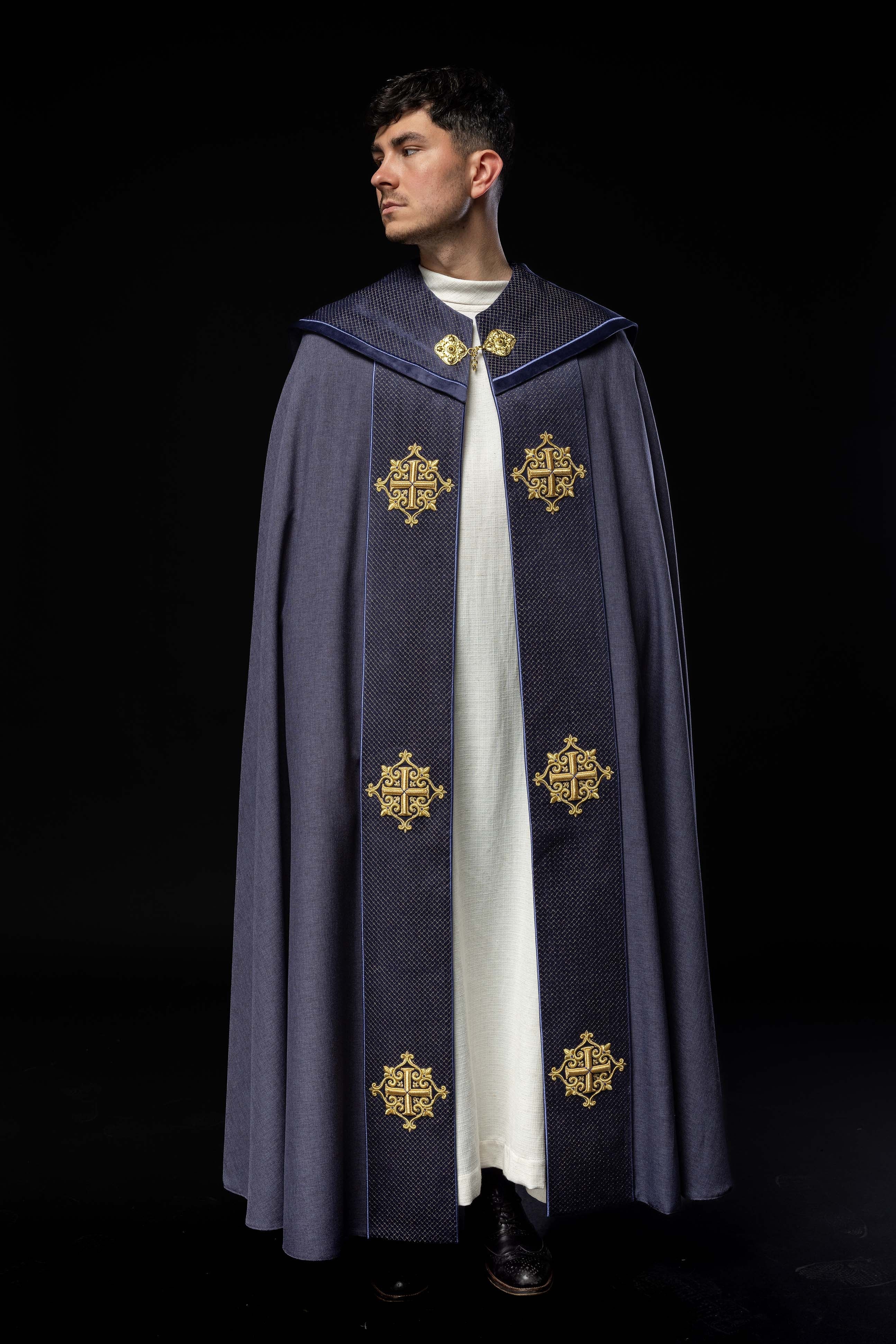 Capa pluvial terciopelo morada con bordado Cruces