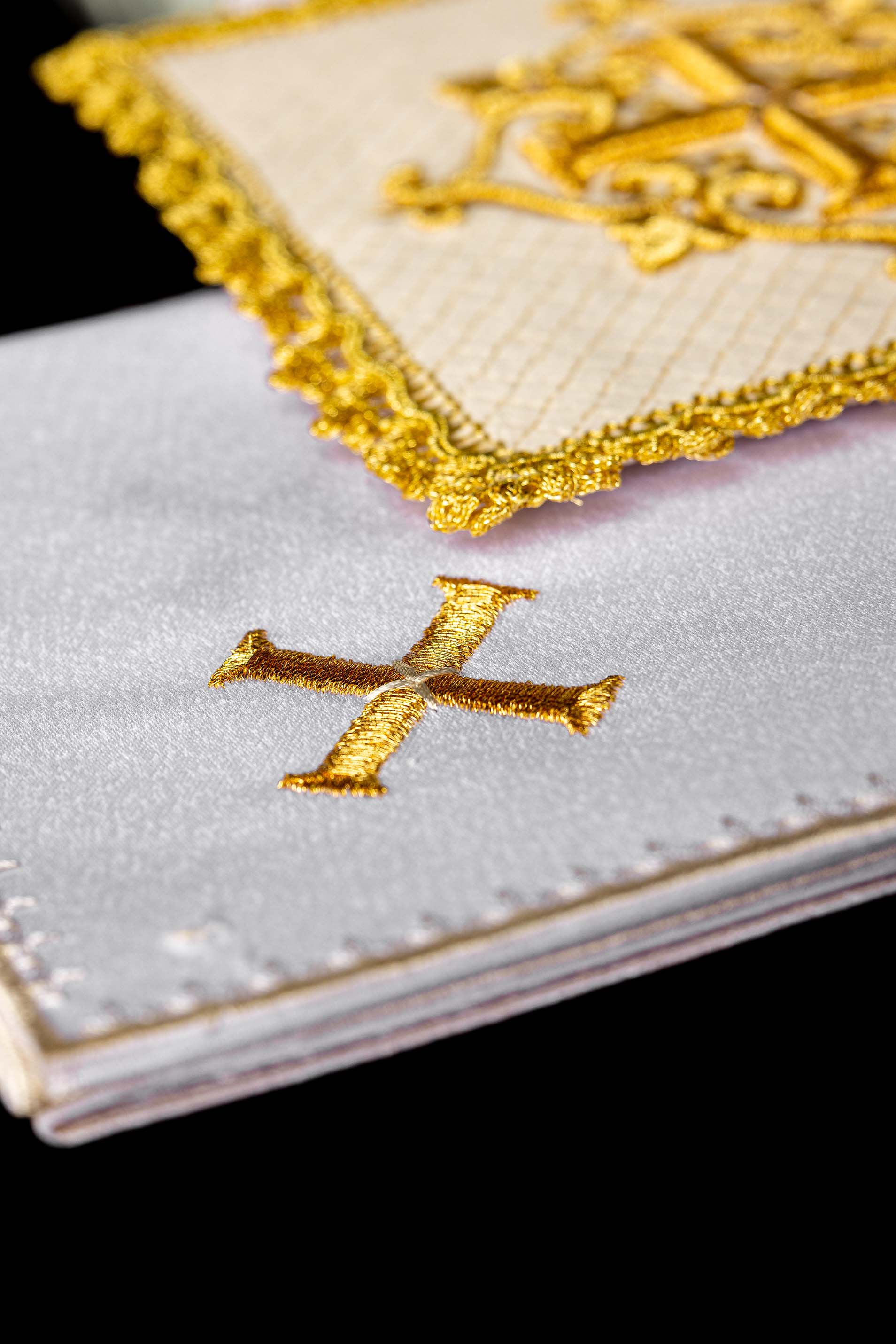 Servicio de altar terciopelo cruz bordada crudo