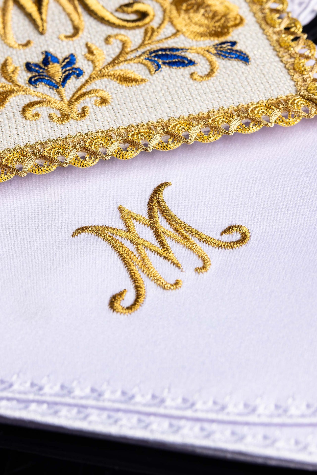 Bielizna kielichowa haftowana z symbolem Maryjnym - ORNATY.PL