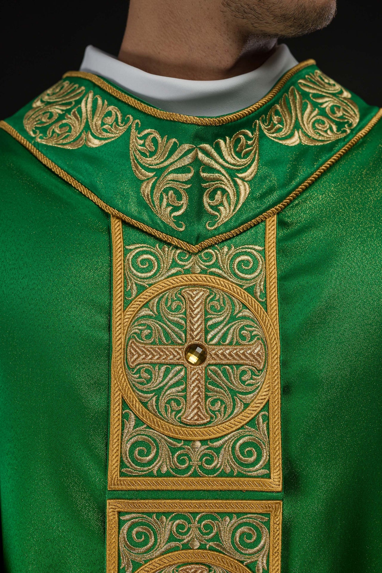 Casulla verde ricamente bordada y decorada con piedras