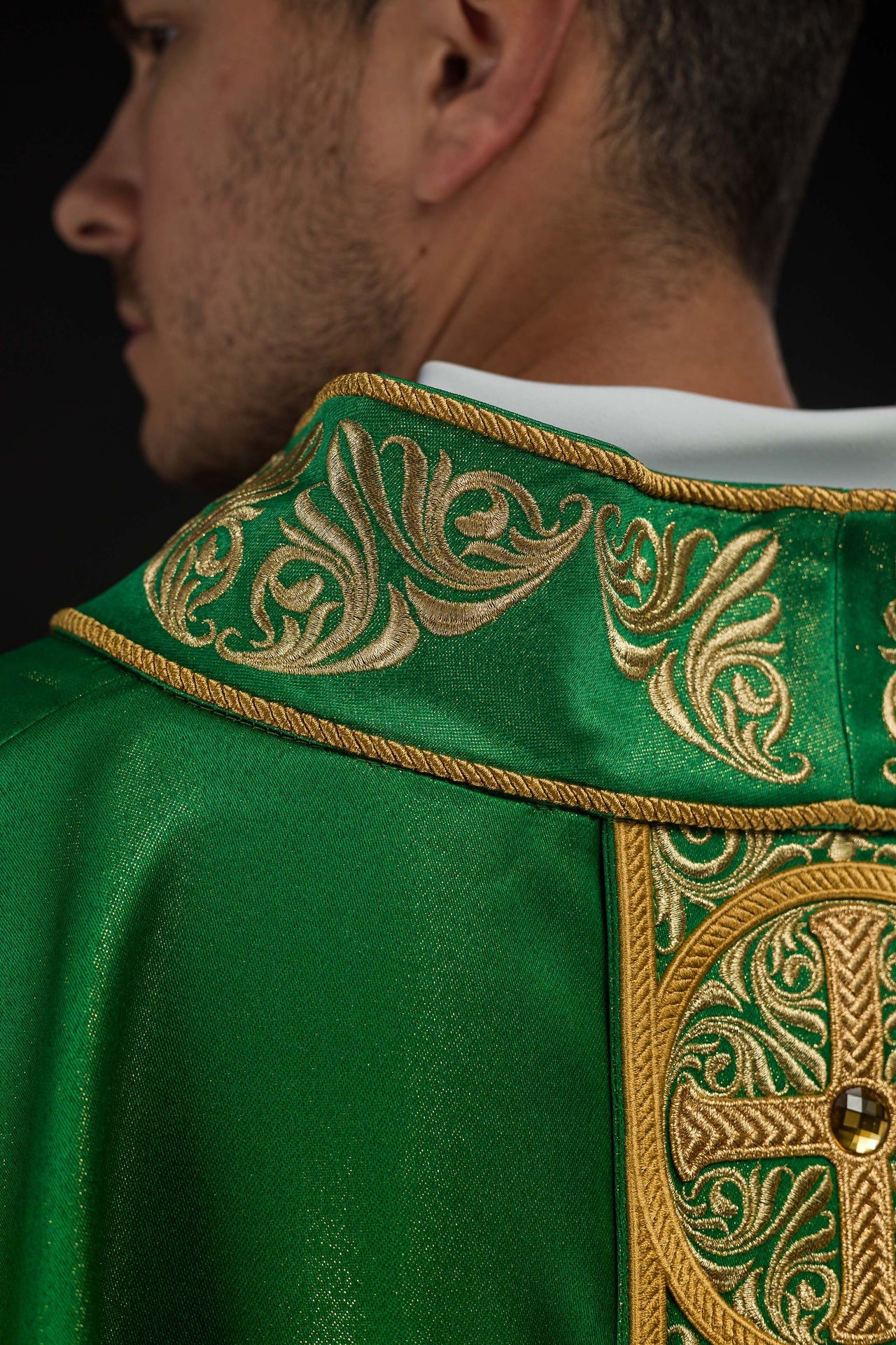 Casulla verde ricamente bordada y decorada con piedras