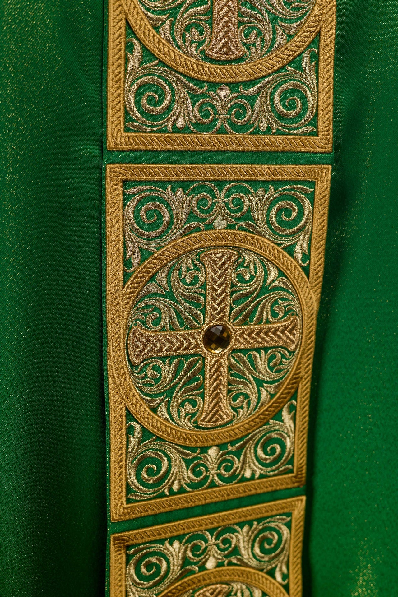 Casulla verde ricamente bordada y decorada con piedras