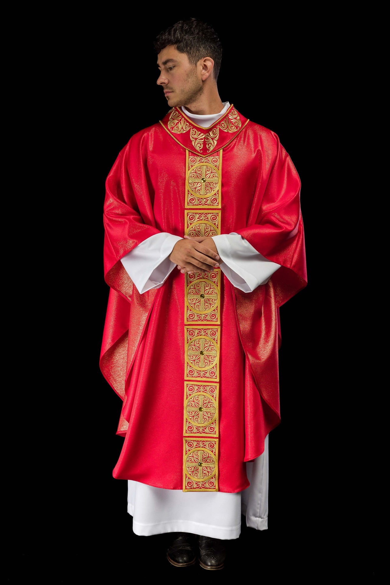 Casulla roja ricamente bordada y decorada con piedras