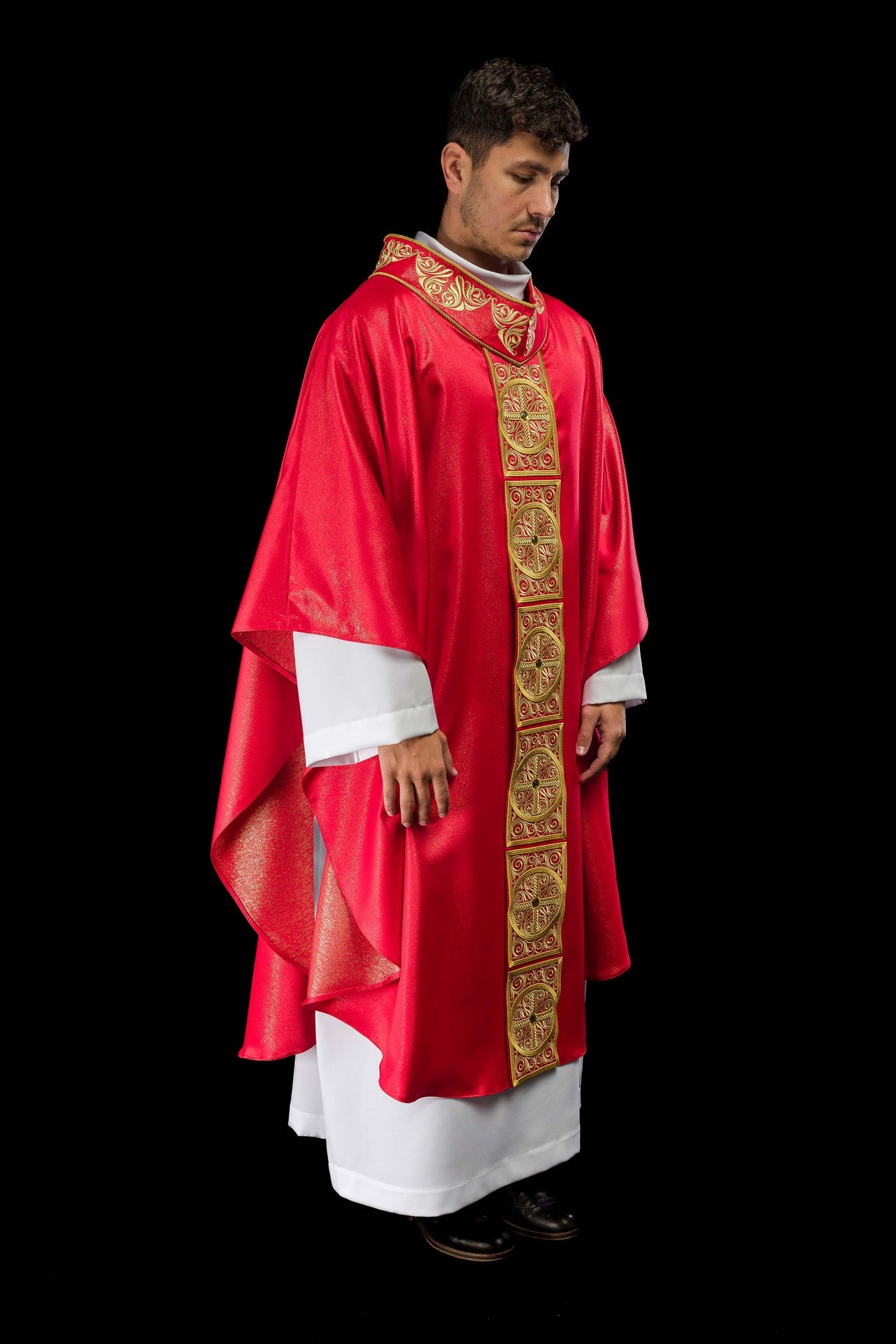 Casulla roja ricamente bordada y decorada con piedras