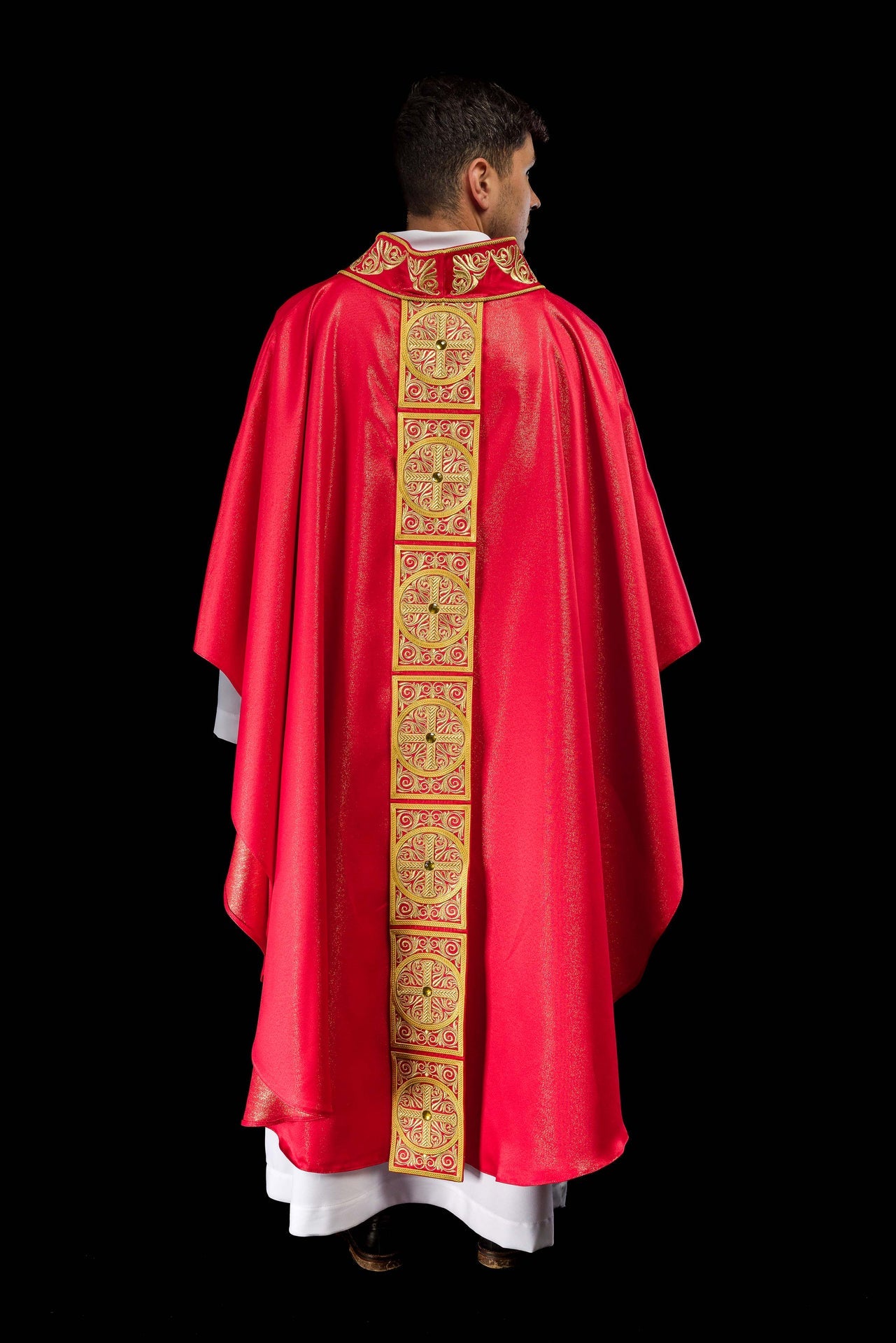 Casulla roja ricamente bordada y decorada con piedras