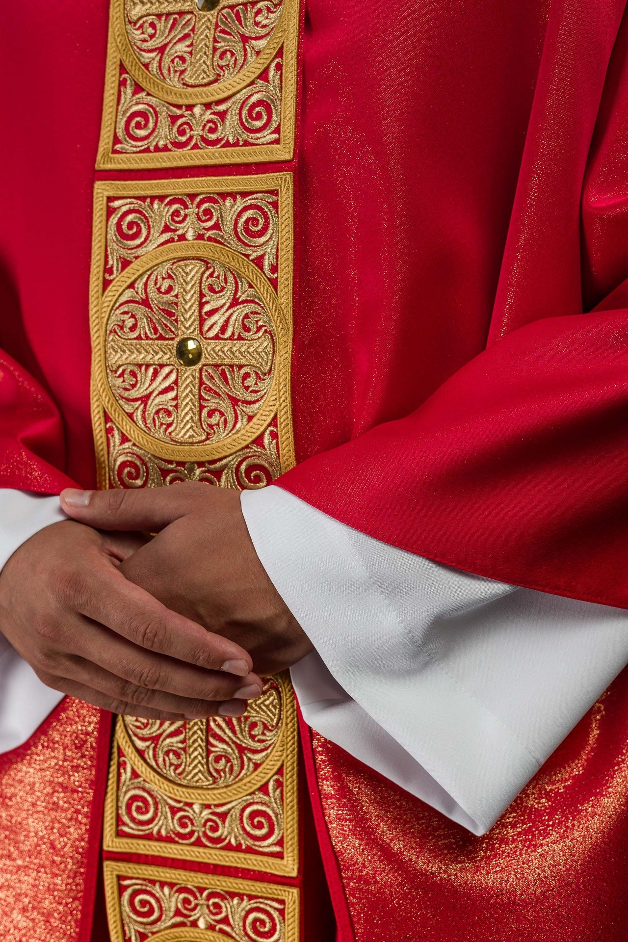 Casulla roja ricamente bordada y decorada con piedras